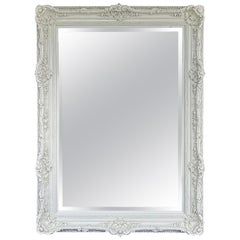 Monumental miroir biseauté en bois sculpté Shabby Chic laqué en blanc