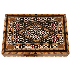 Caja de marquetería de madera con incrustaciones de mosaico de hueso, Oriente Próximo. c. Años 70