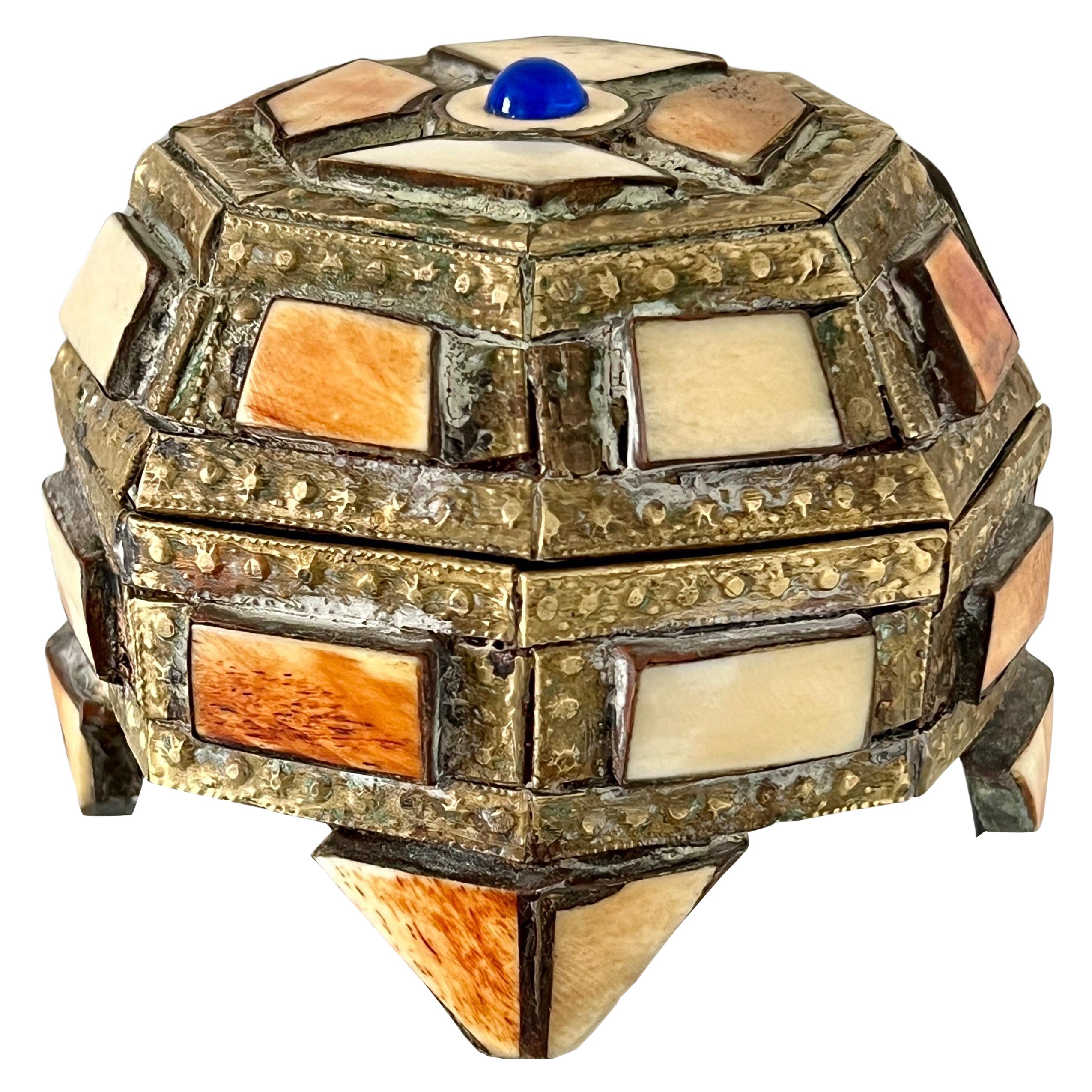 Boîte à bijoux géométrique en laiton avec incrustation d'os, fabriquée à la main au Maroc, années 1970