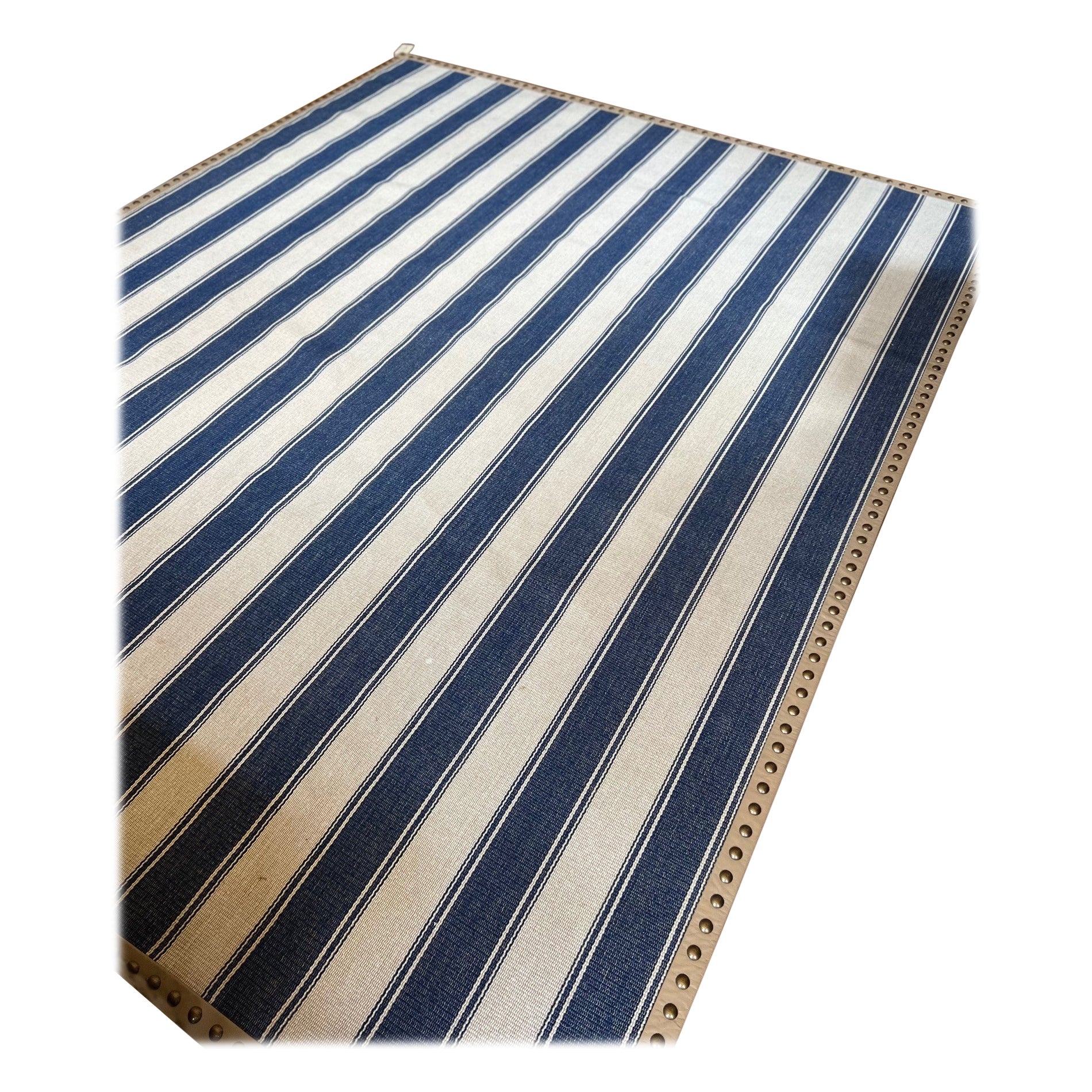 Kilim rayé bleu et beige bordé de faux cuir et de laiton en vente