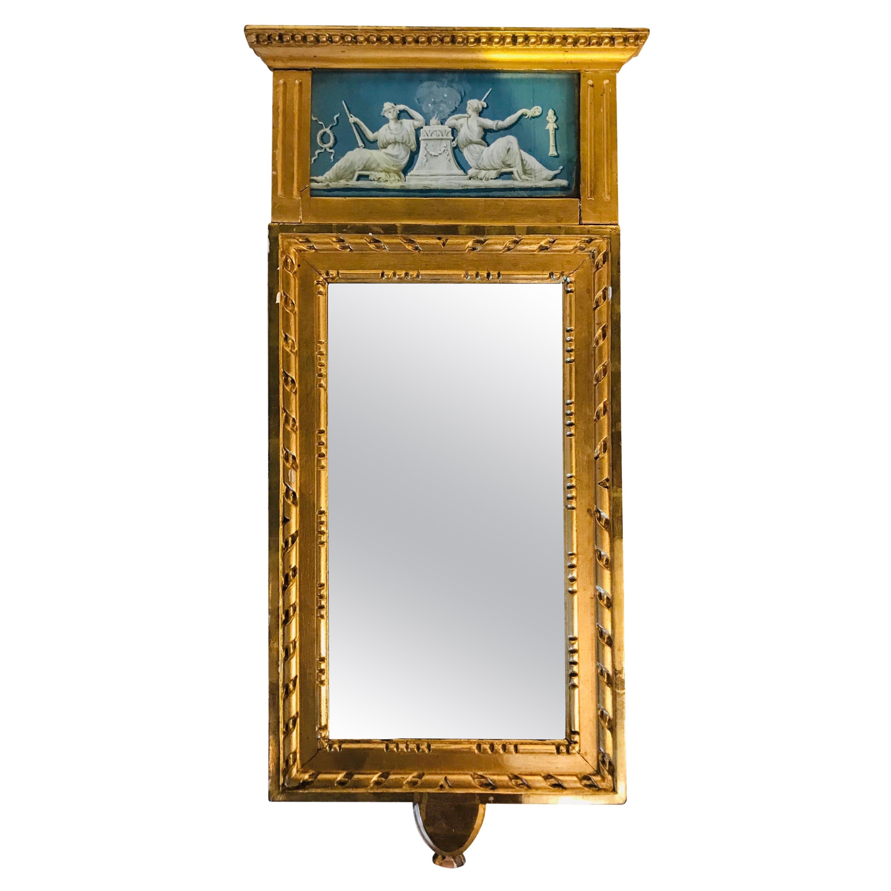 Spiegel mit vergoldetem Holz und blauer Dekoration im Angebot