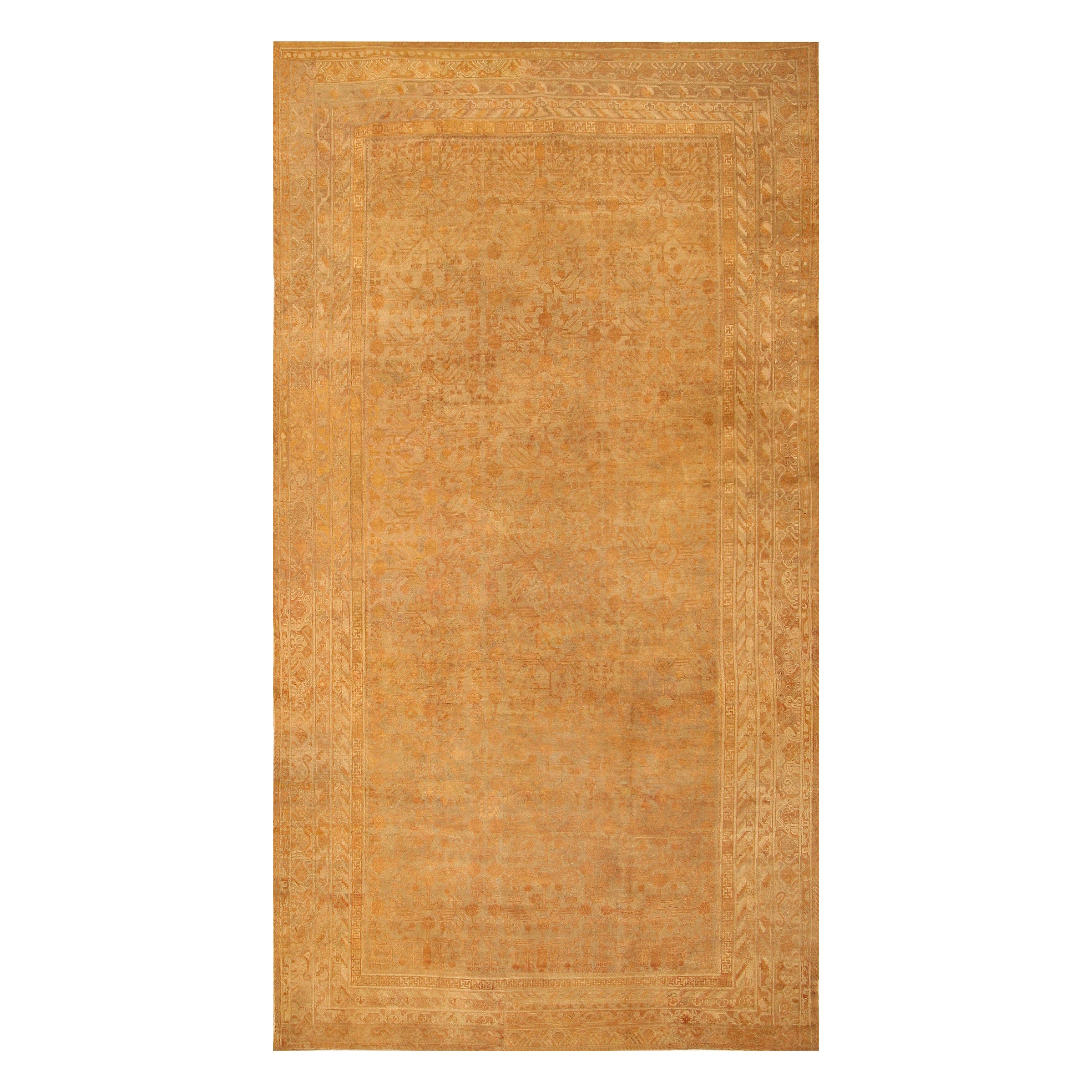 Langes und schmales antikes Khotan-Teppich in Granatapfeldesign 8'9" x 16'8" im Angebot