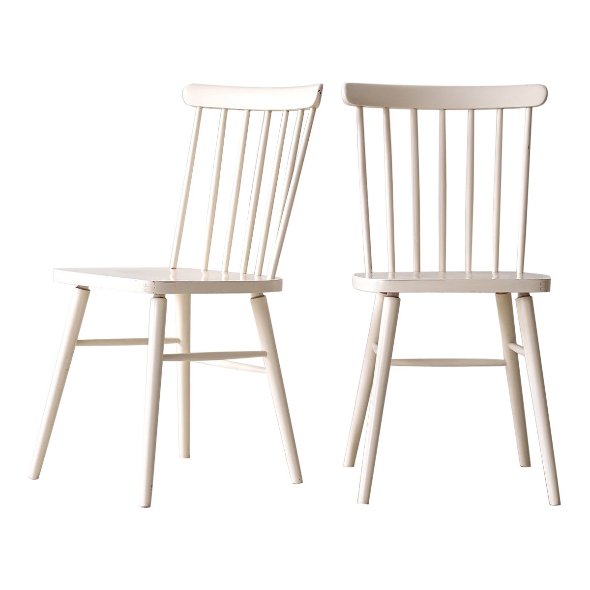 Weiße skandinavische Vintage-Stühle