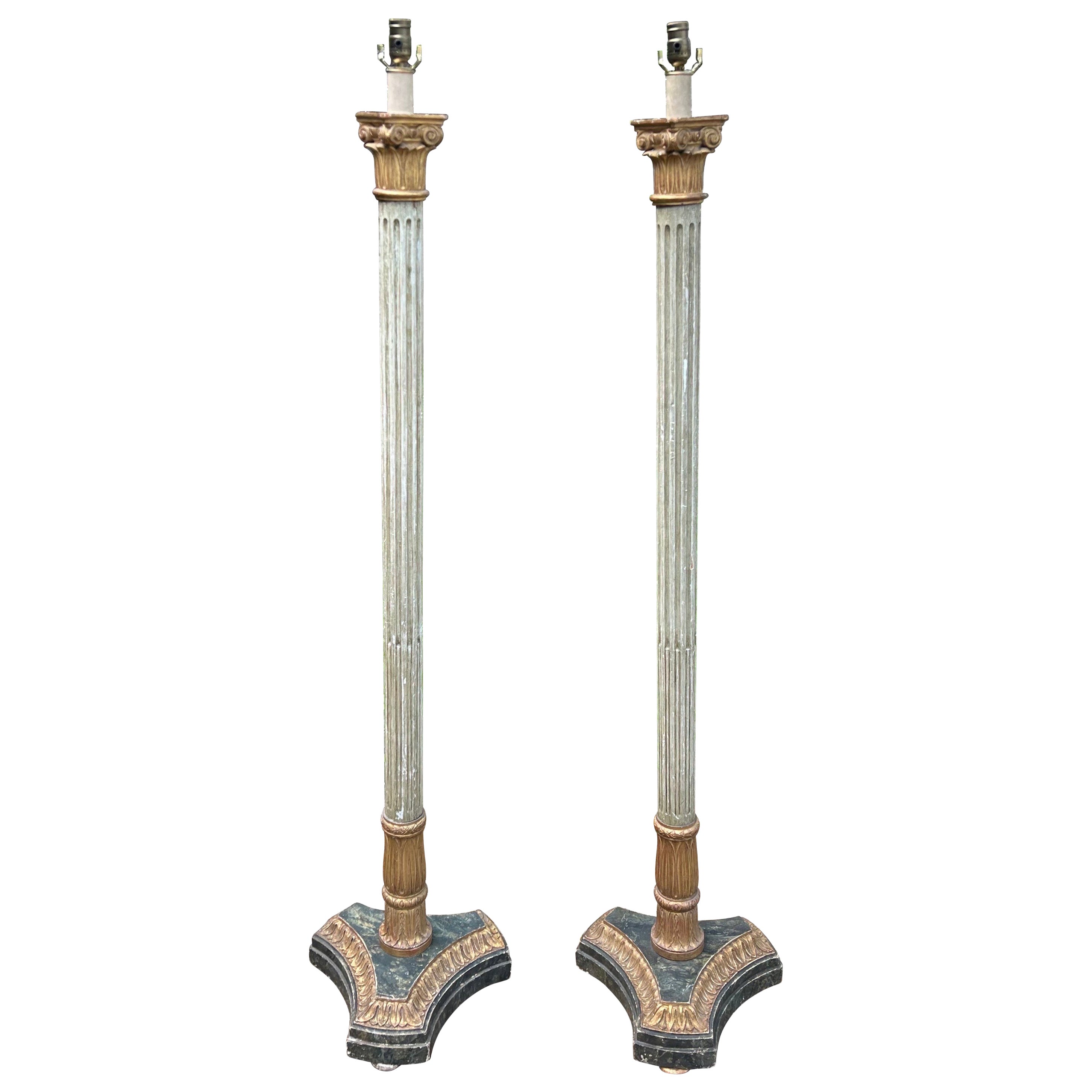 Paar italienische Stehlampen mit Bemalung und Giltwood