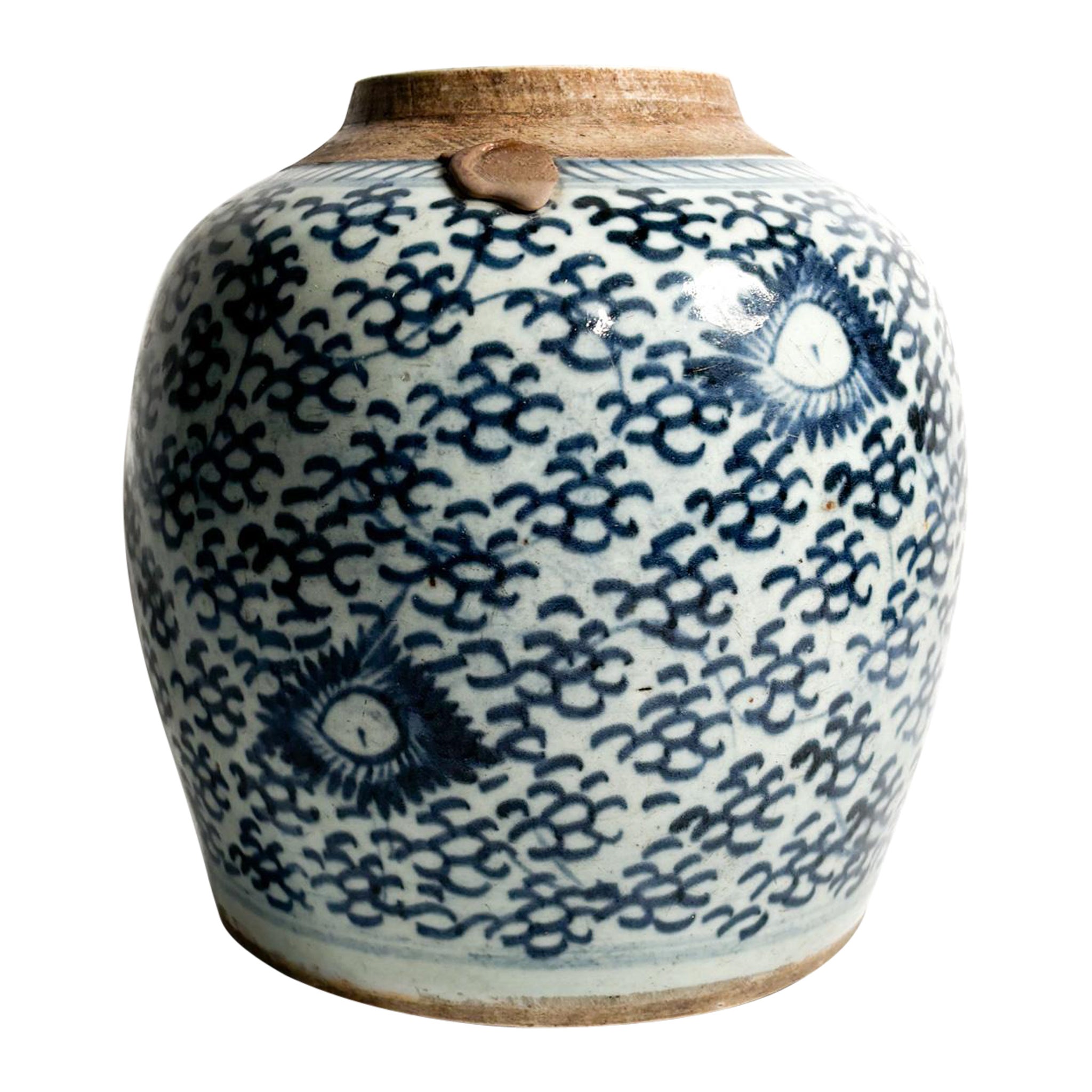 Vase en céramique chinoise avec décorations en Chine bleue des années 1950 en vente