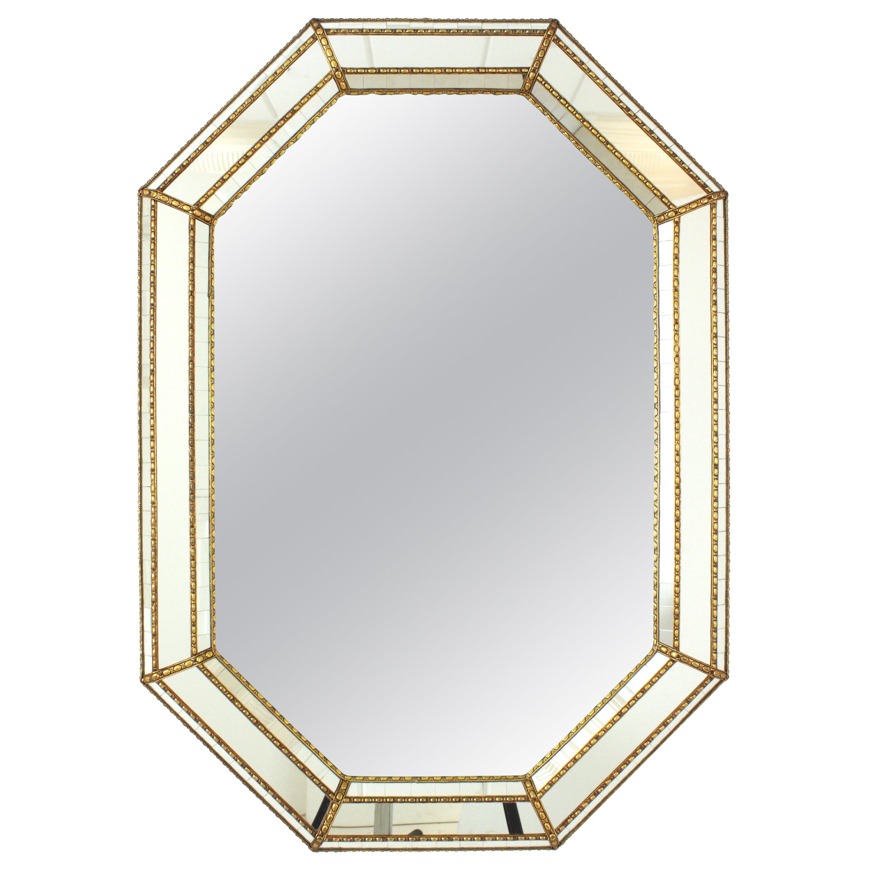 Grand miroir octogonal de style vénitien avec détails en laiton en vente