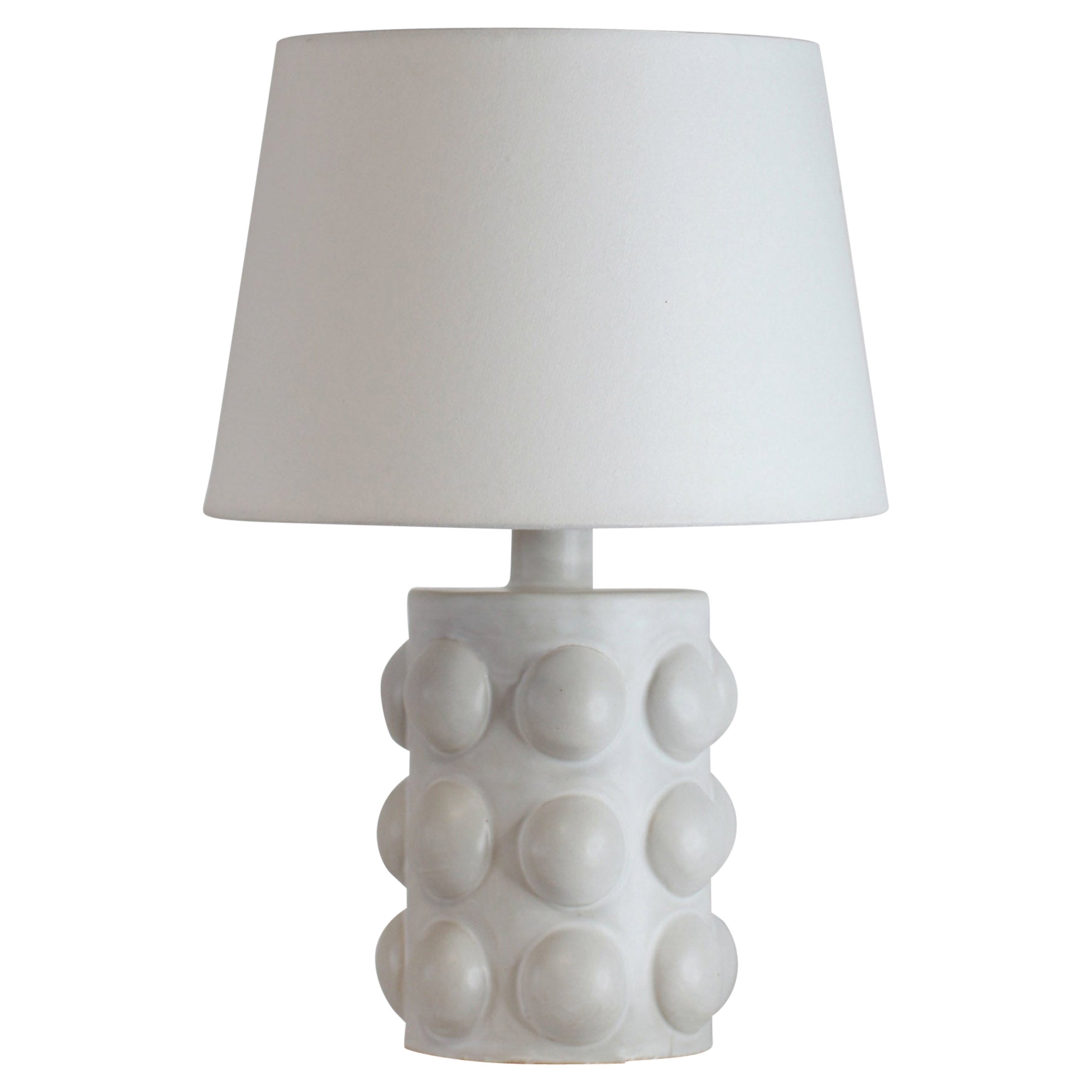 Lampe de table 'Pastille' en céramique émaillée blanc satiné par Design Frères en vente