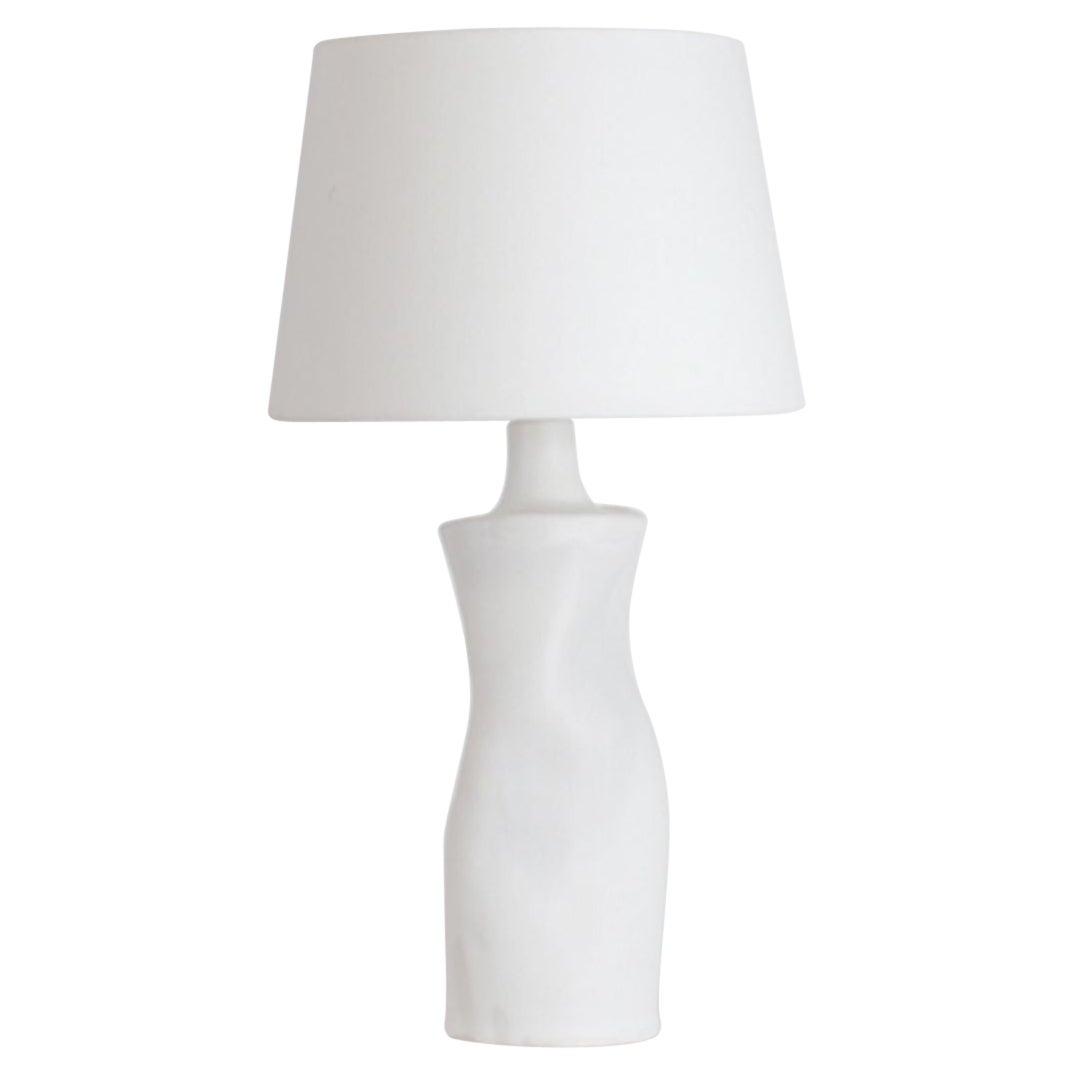 Lampe de table 'Difforme' en céramique blanche avec abat-jour en parchemin par Design Frères