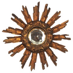 Miroir baroque espagnol en bois doré à rayons de soleil convexes Miniature, années 1940