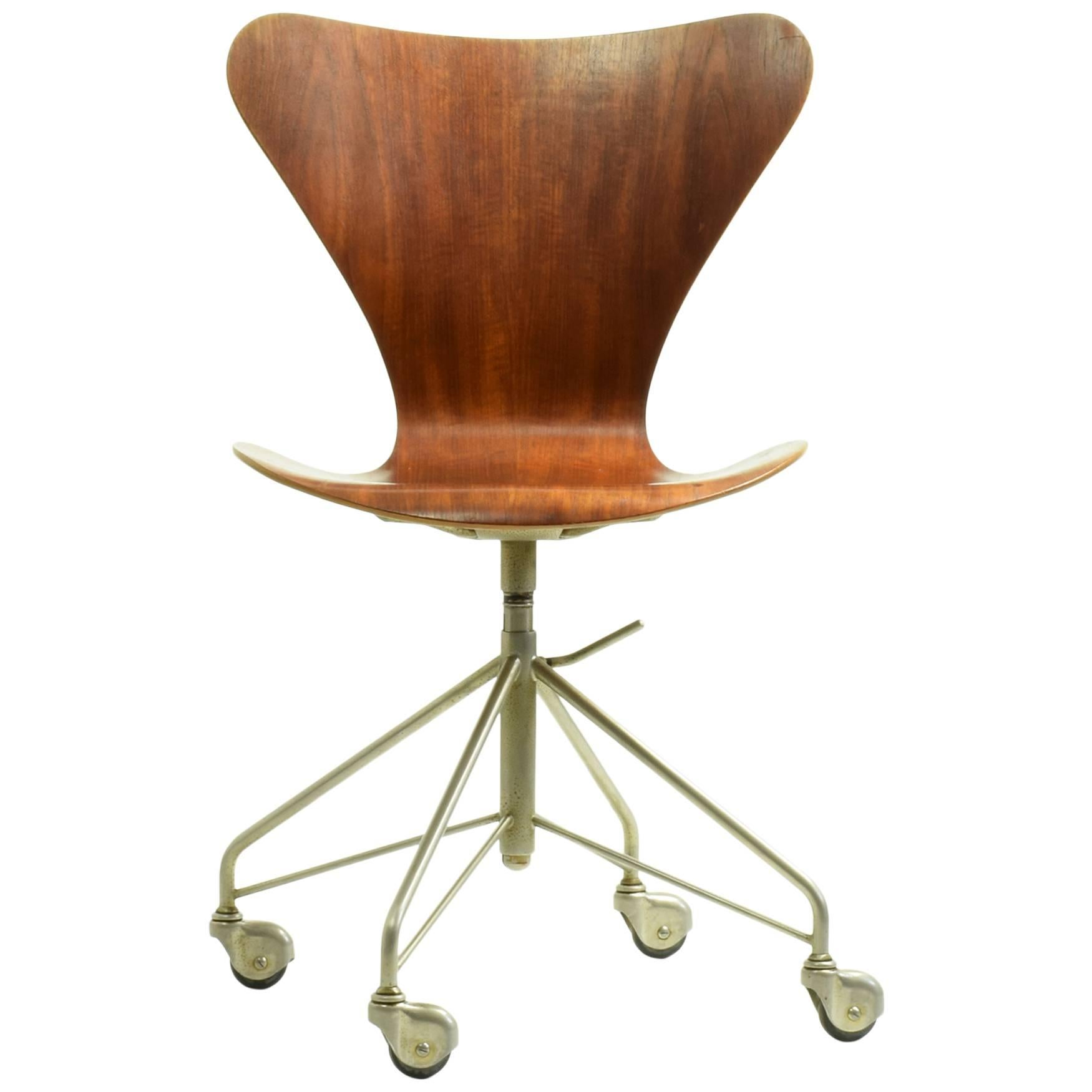 Arne Jacobsen Model 3117 Desk Chair, 1955