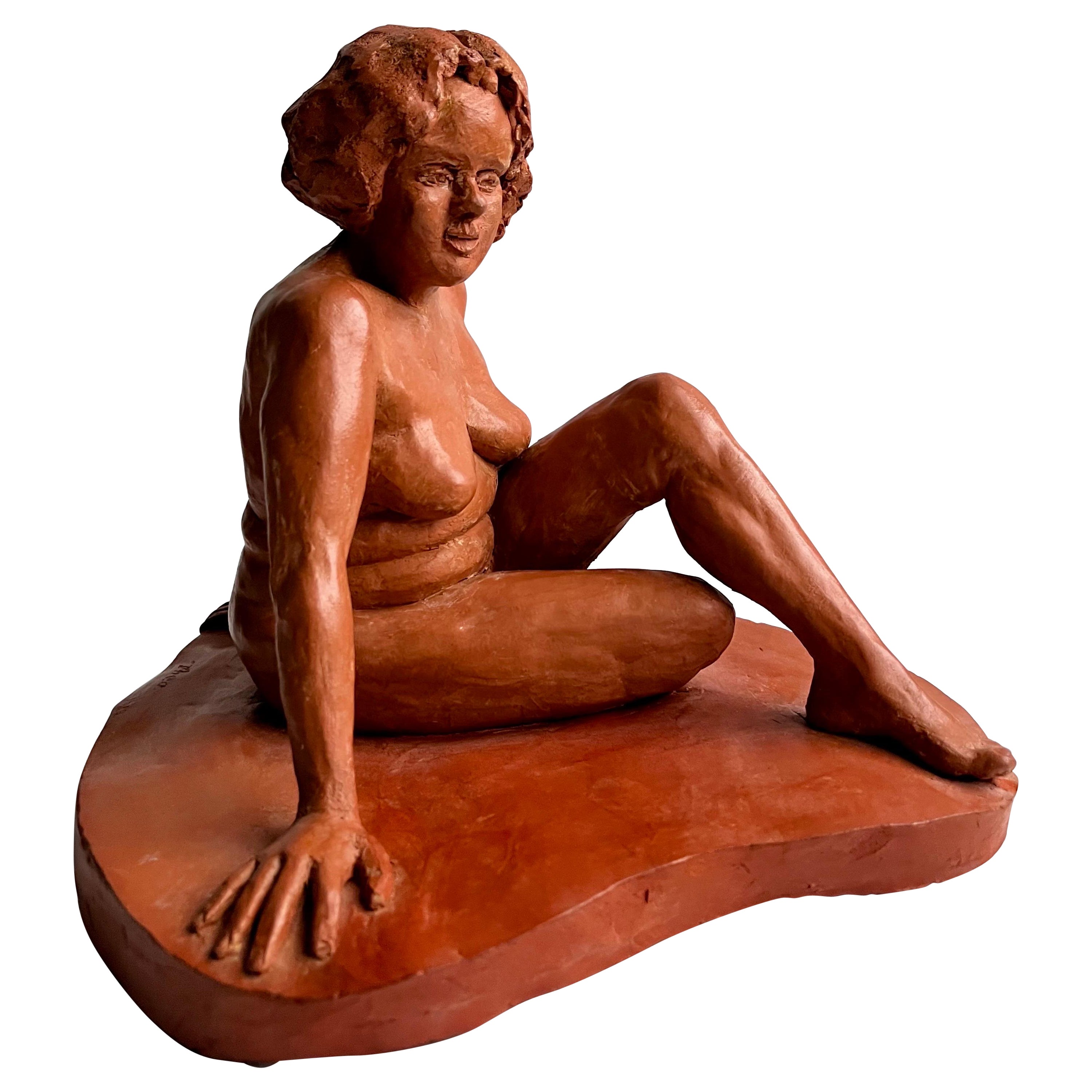 Sculpture en terre cuite rouge représentant un nu assis, vers 1960 en vente