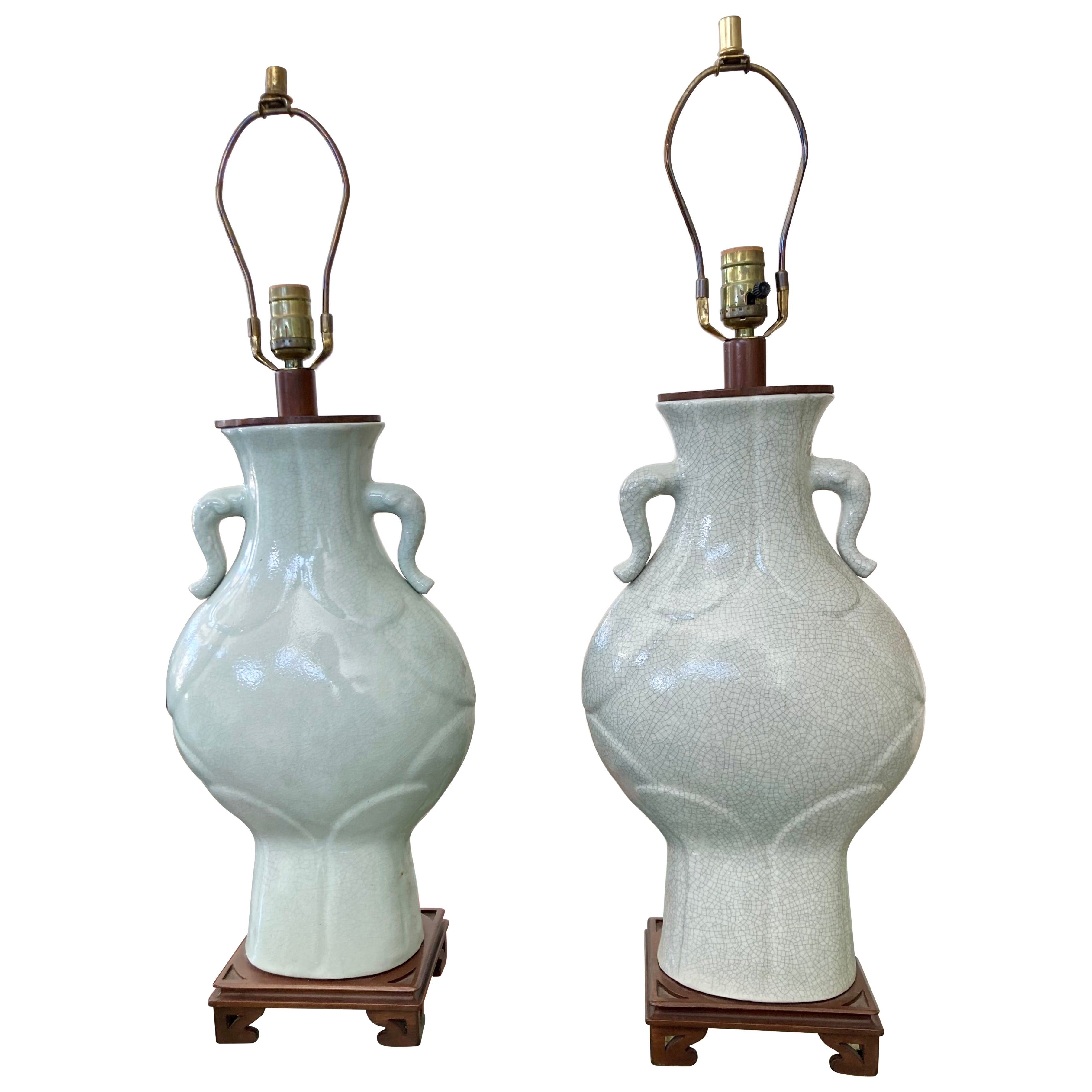 Paire de lampes de table asiatiques en céramique Celedon en vente