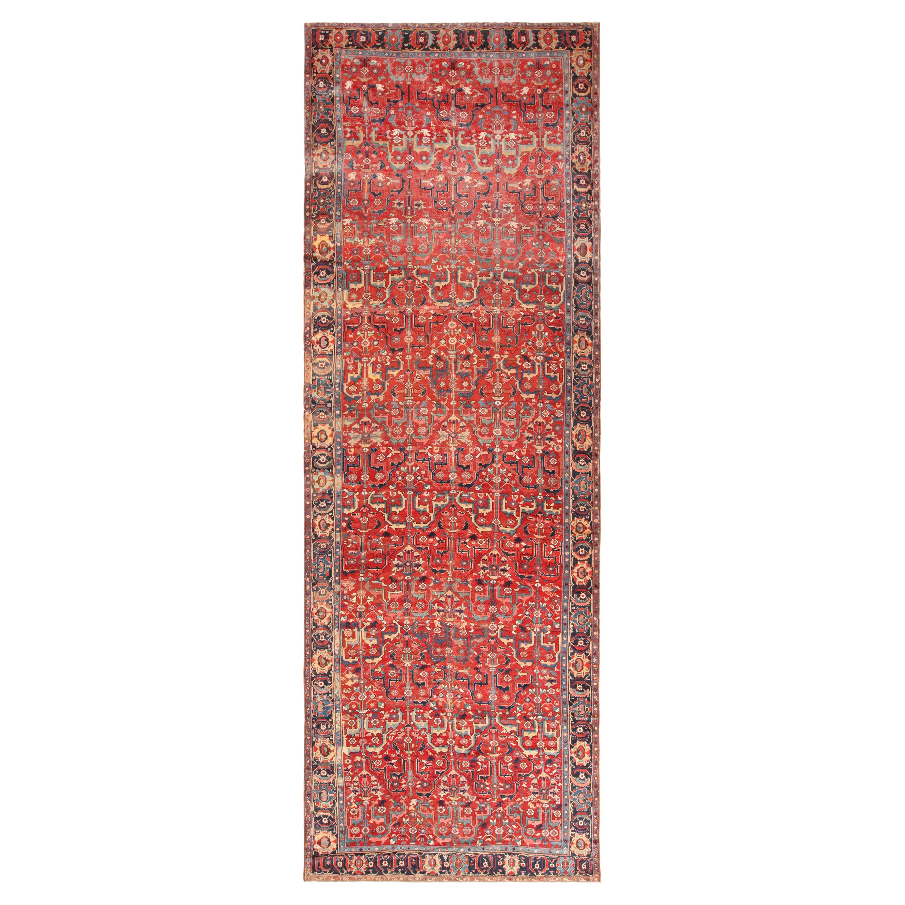 Époustouflant tapis de galerie persan ancien d'un large couloir nord-ouest, 6'9" x 19'6" en vente