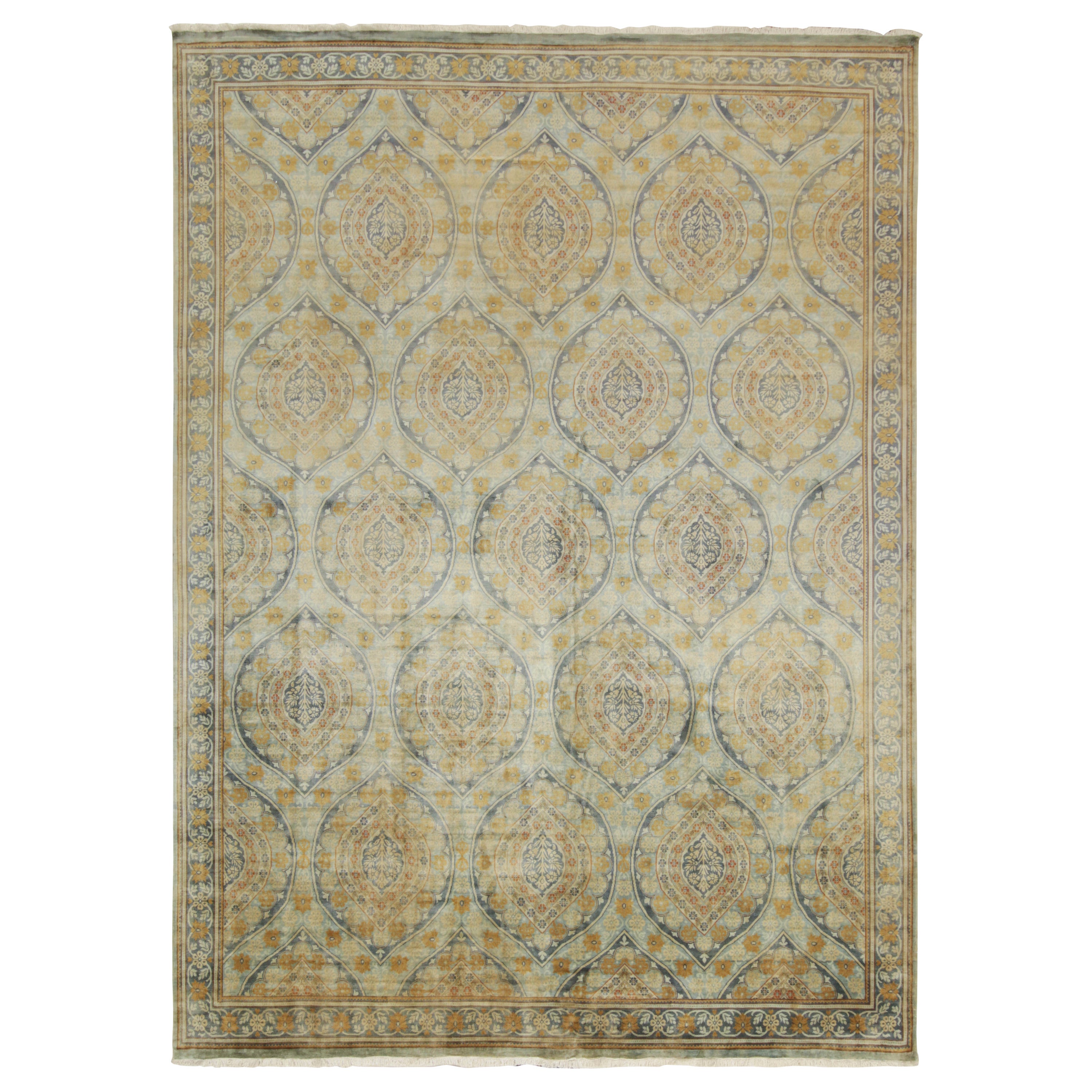 Rug & Kilim's European Classic Style Teppich mit blau-goldenem Blumenmuster  im Angebot