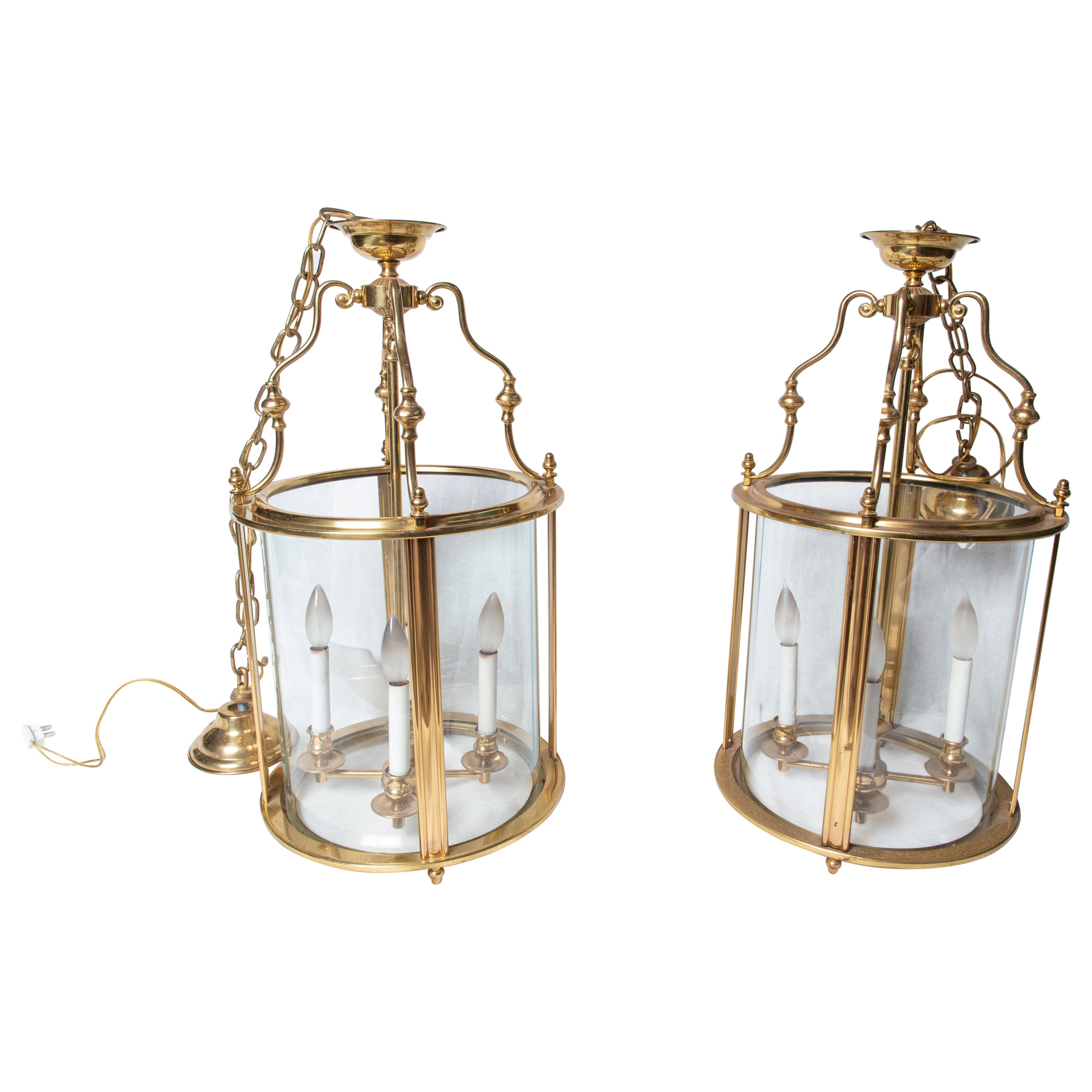 Dos faroles cilíndricos de latón de cuatro luces
