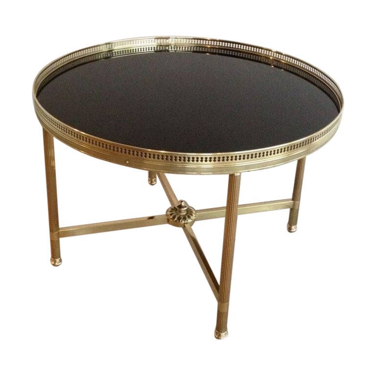 Table basse ronde en laiton avec plateau en verre laqué noir par Maison Jansen