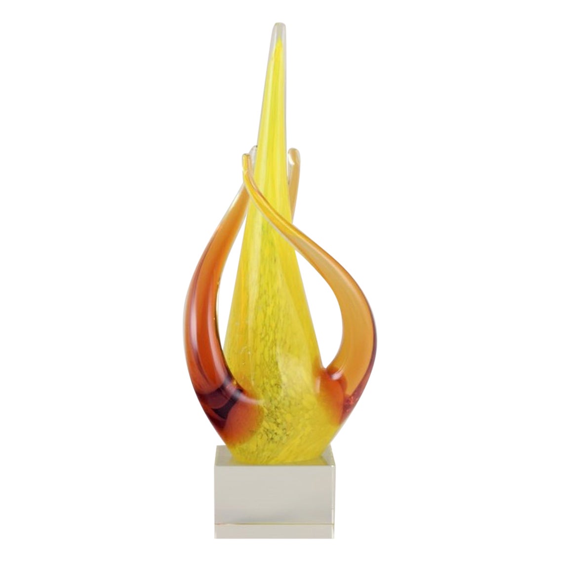 Schwedischer Glaskünstler. Große Skulptur aus Kunstglas. Gelbe und bernsteinfarbene Verzierung. im Angebot