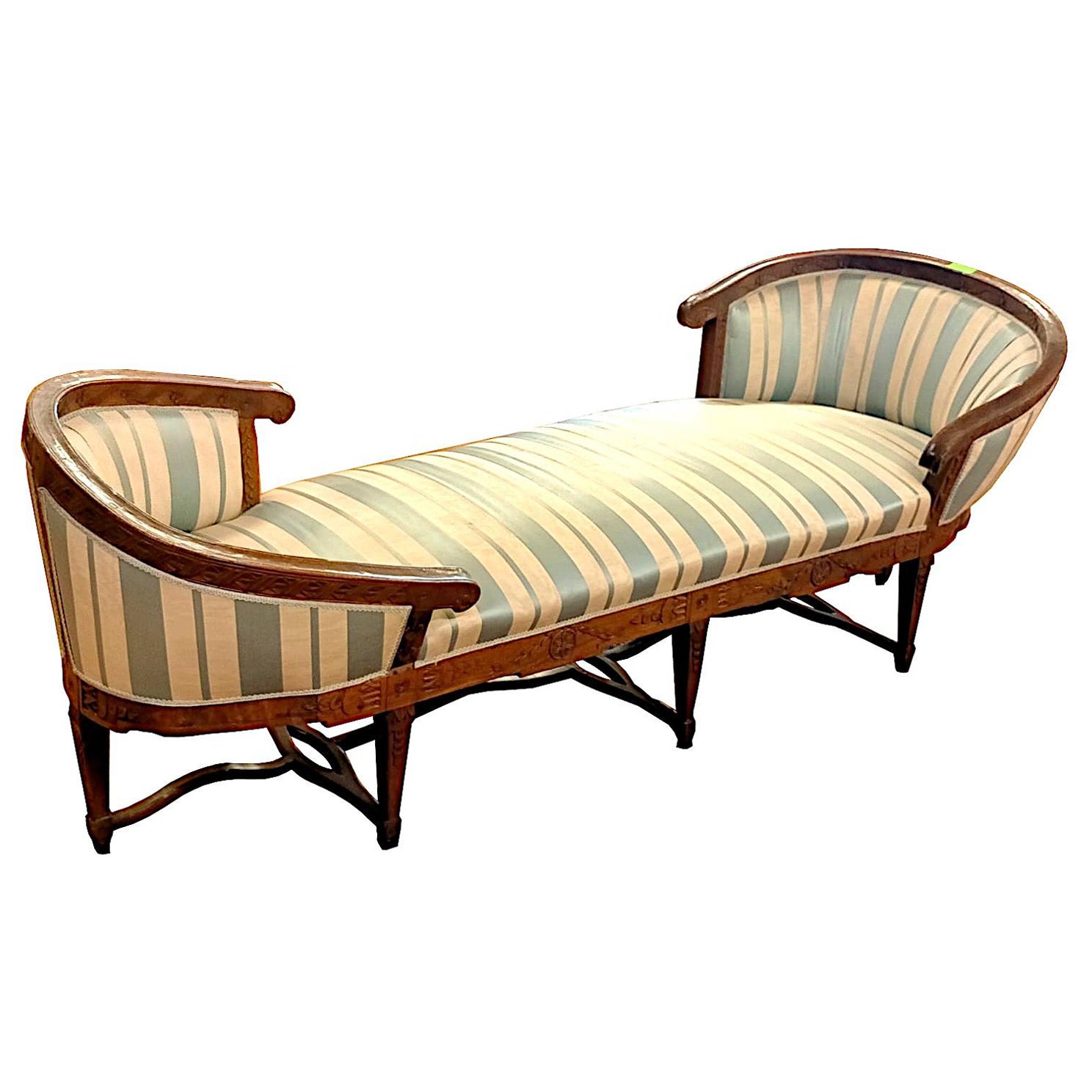 Louis XVI daybed in solid walnut, entirely carved from the 1700s.