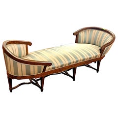 Used Louis XVI daybed in solid walnut, entirely carved from the 1700s.