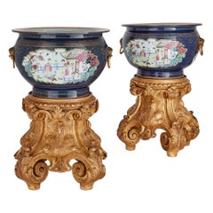Paar große antike Famille-Rose-Porzellan-Fischschalen mit vergoldeten Holzständern