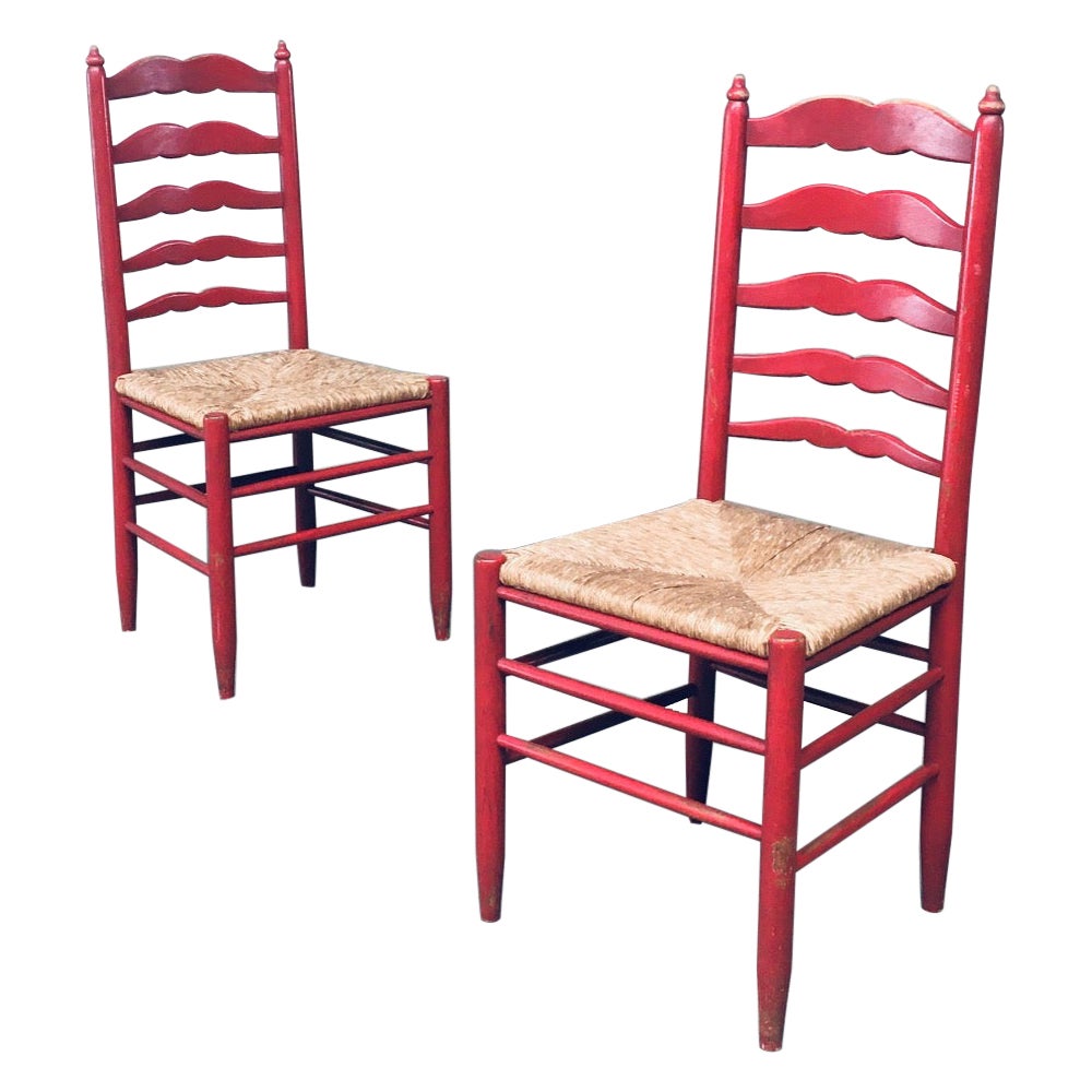 Ensemble de chaises rustiques rouges à haut dossier en bois et joncs des années 1930 en vente