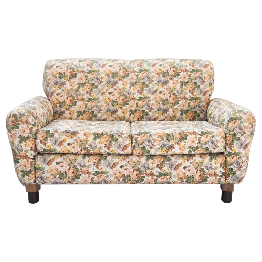2-seater sofa, floral fabric, wooden frame, plastic feet and woodn For Sale