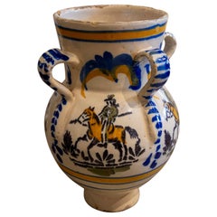Spanisches glasiertes Keramikgefäß des 19. Jahrhunderts mit Griffen und einem Charakter auf Pferdbac