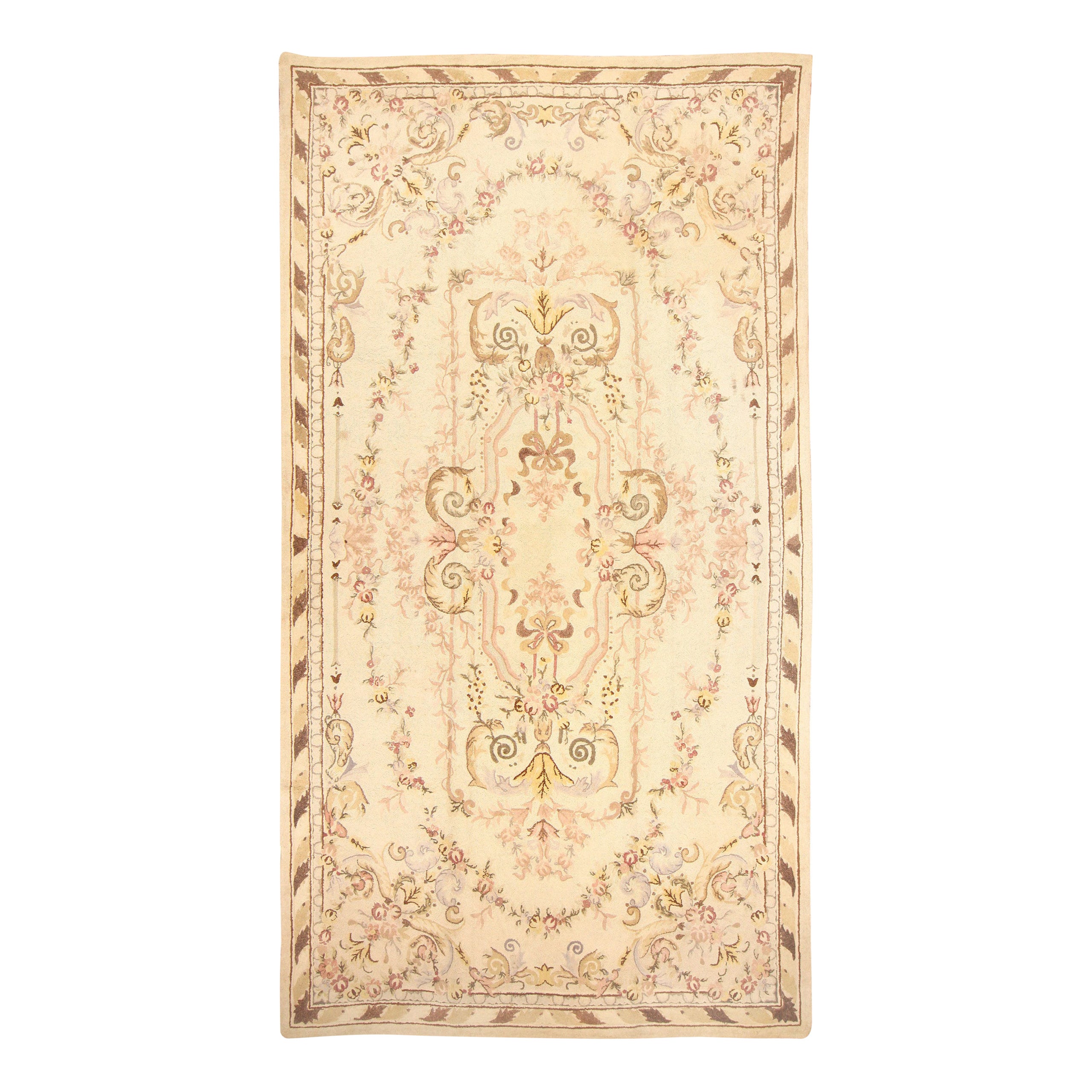 Antiker elfenbeinfarbener übergroßer amerikanischer Kapuzenteppich mit Blumenmuster 12'4" x 22'7" im Angebot
