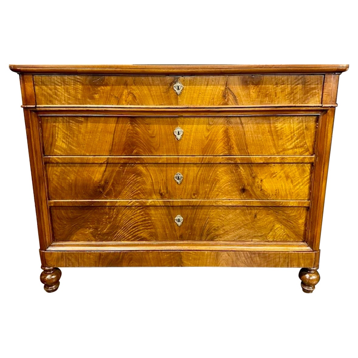 Commode Charles X en noyer du XIXe siècle en vente