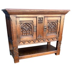 Petit buffet/crédence néo-gothique en chêne de qualité avec fenêtres d'église sculptées