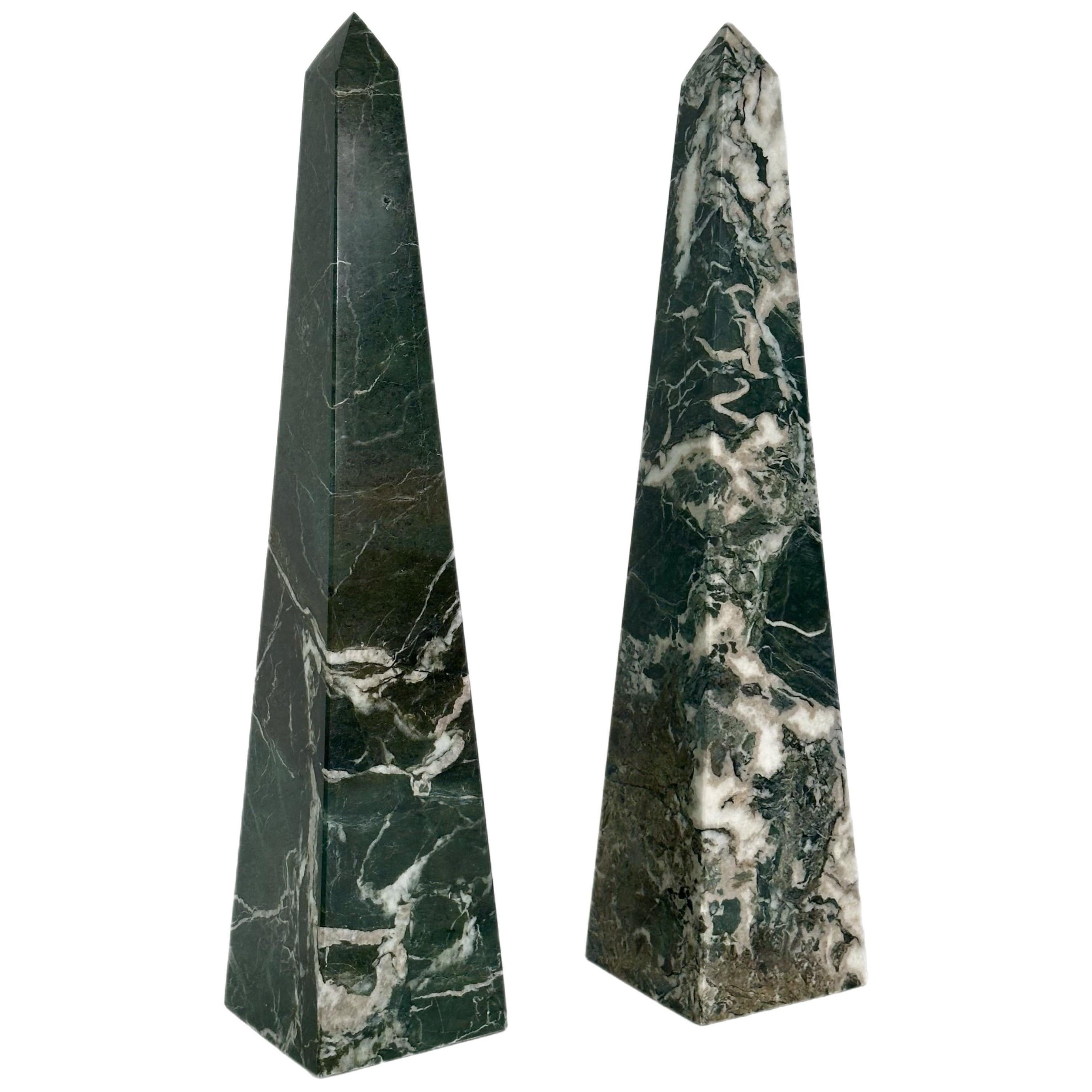 Vintage Obelisken aus grünem Marmor und Stein - ein Paar  im Angebot