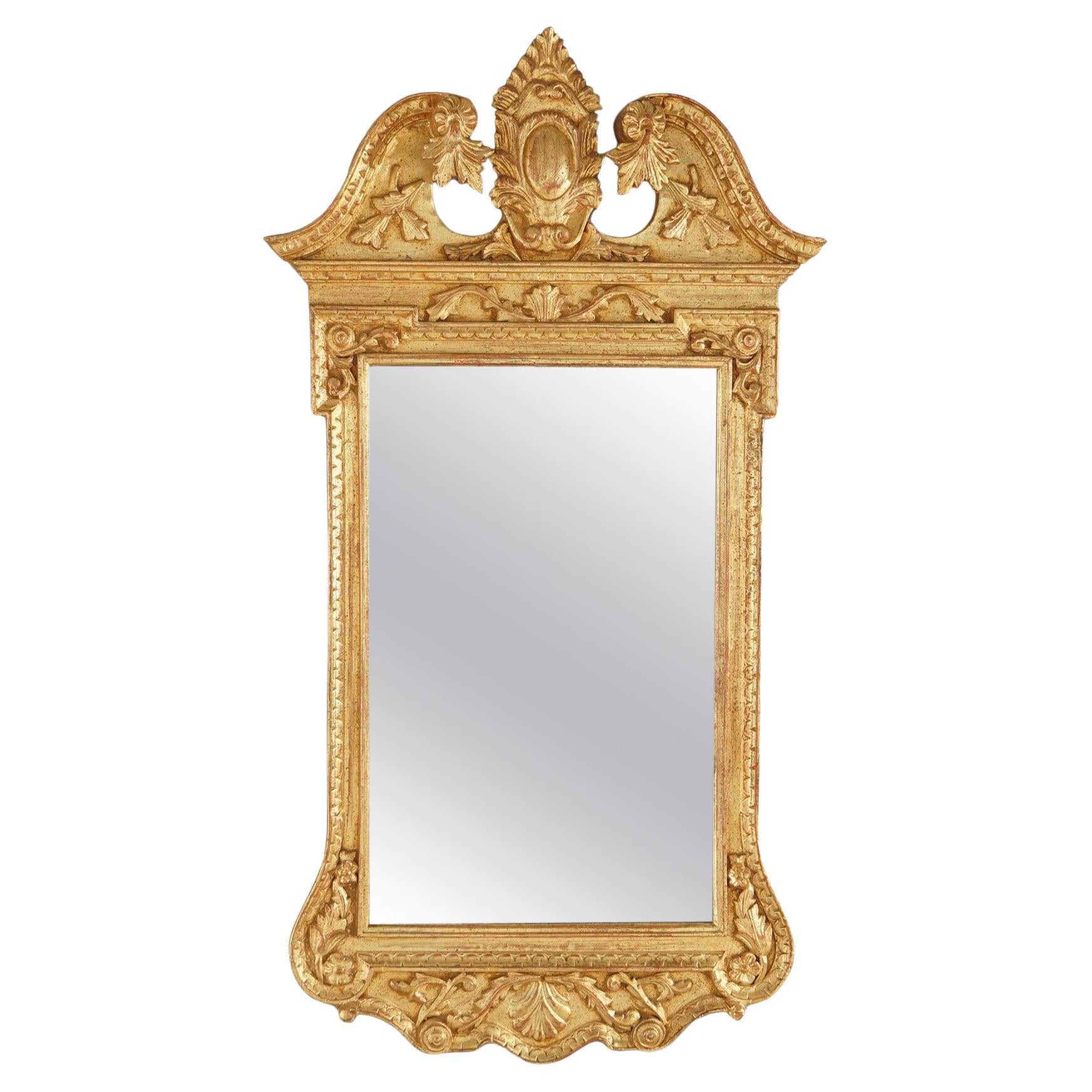 Miroir mural français de style Louis XIV en bois doré avec fronton en arc brisé en vente