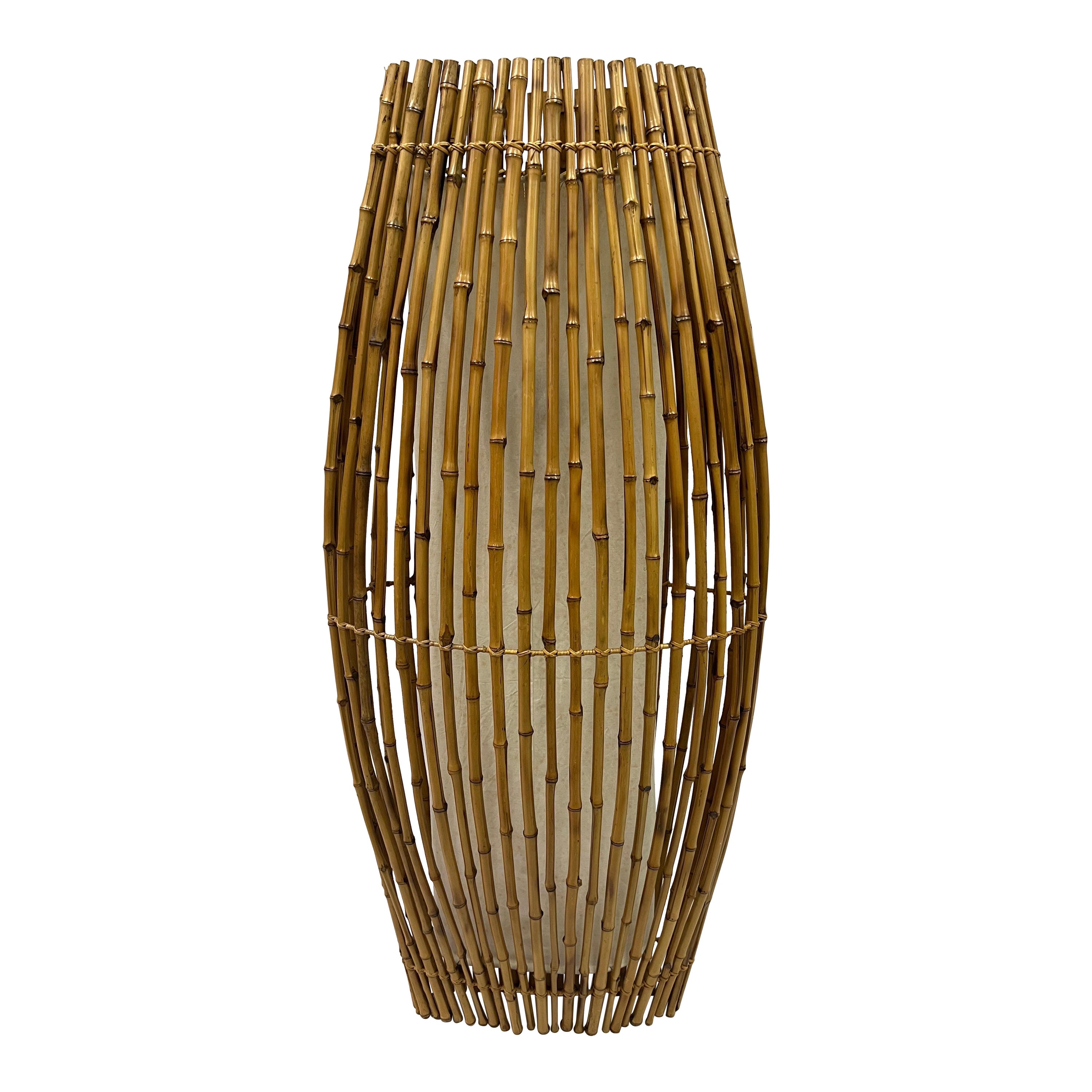 Una magica e rara lampada da terra / scultura luminosa in rattan attribuita a Janine Abraham e Dirk Jan Roi. Questa scultura minimalista riflette la cultura degli anni '60 con la sua estetica pura e naturale che era parte integrante del