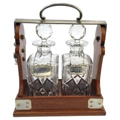 Antiguo tántalo inglés eduardiano de dos botellas chapado en madera de nogal y plata