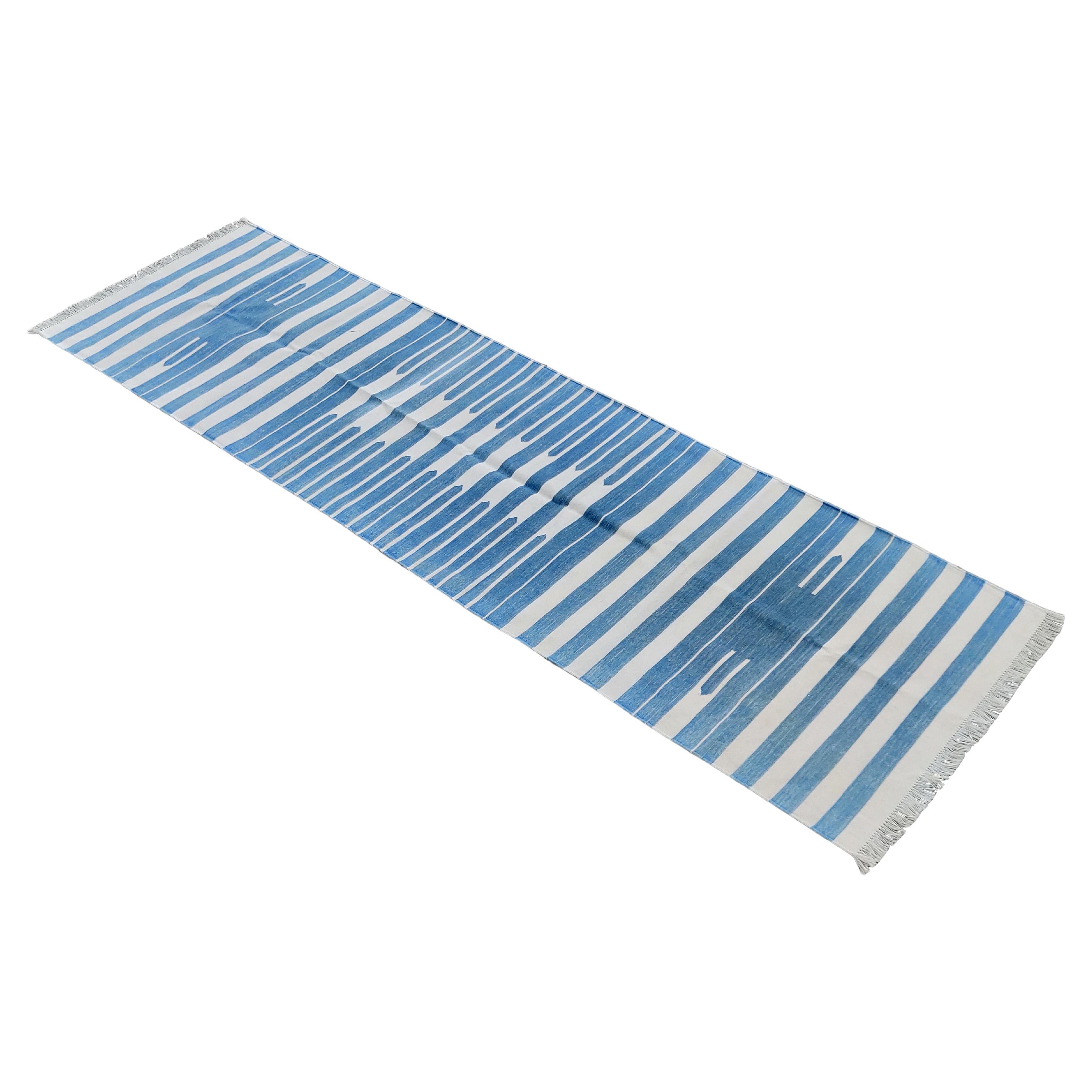 Handgefertigter Flachgewebe-Läufer aus Baumwolle, 3x12 Blau und Weiß gestreifter Dhurrie-Teppich, Dhurrie im Angebot
