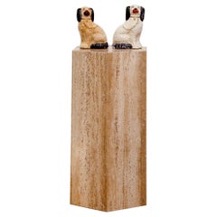 Paire de figurines de chiens du Staffordshire de style victorien