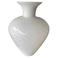 Grand vase vintage postmoderne en verre de Murano soufflé à la main, blanc et tourbillonnant