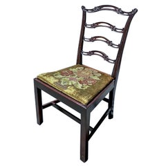 Silla Auxiliar Estilo Chippendale con Respaldo de Cinta de Escalera y Asiento Bordado