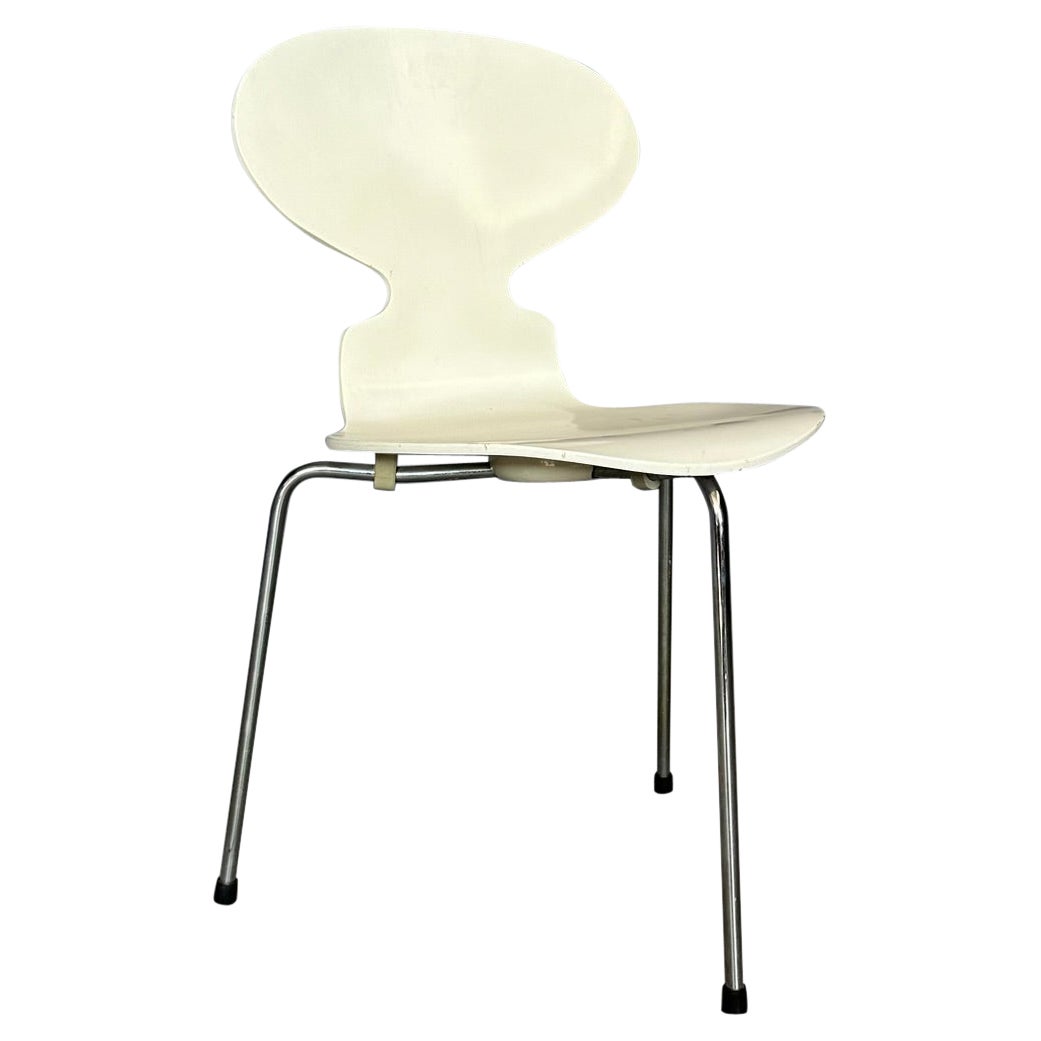 Ant 3100 chair by Arne Jacobsen for Fritz Hansen Denmark 1984 in white bent wood For Sale
