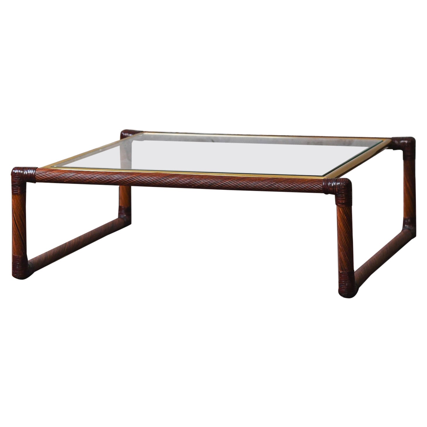 Table basse en rotin avec reliures en cuir, détails en laiton et plateau en verre, 1970 en vente