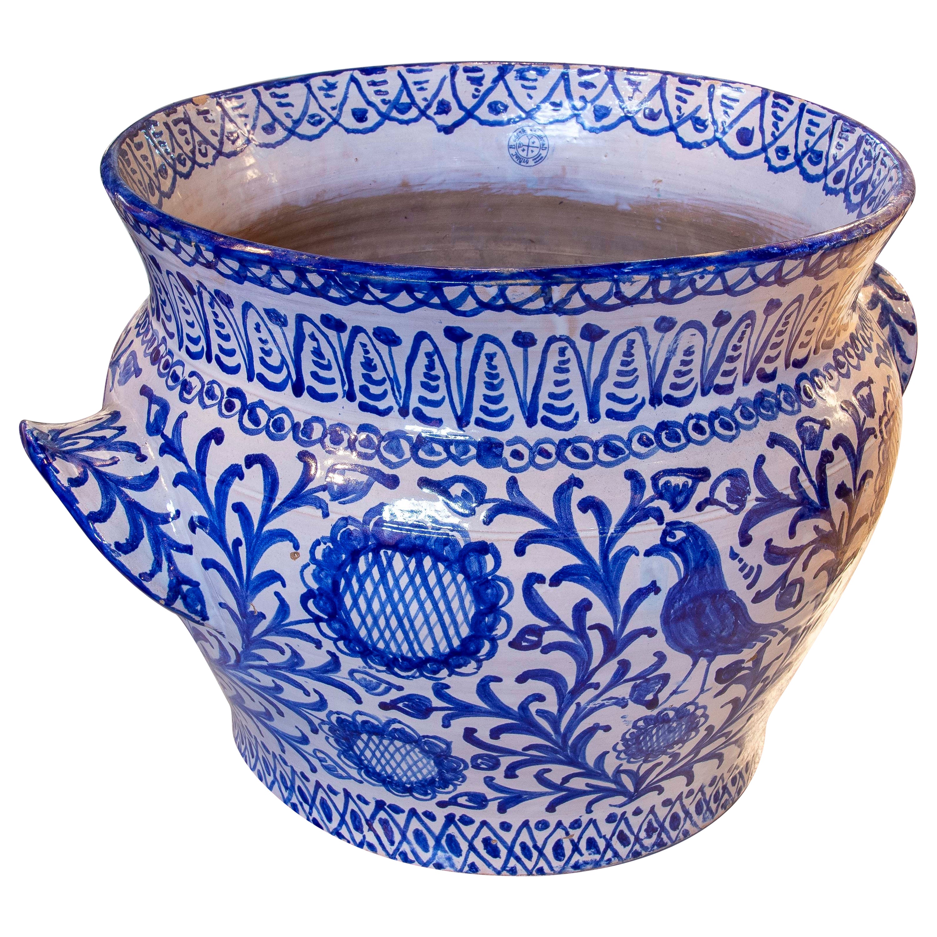 Typischer spanischer glasierter Keramiktopf in Blau- und Weißtönen im Angebot