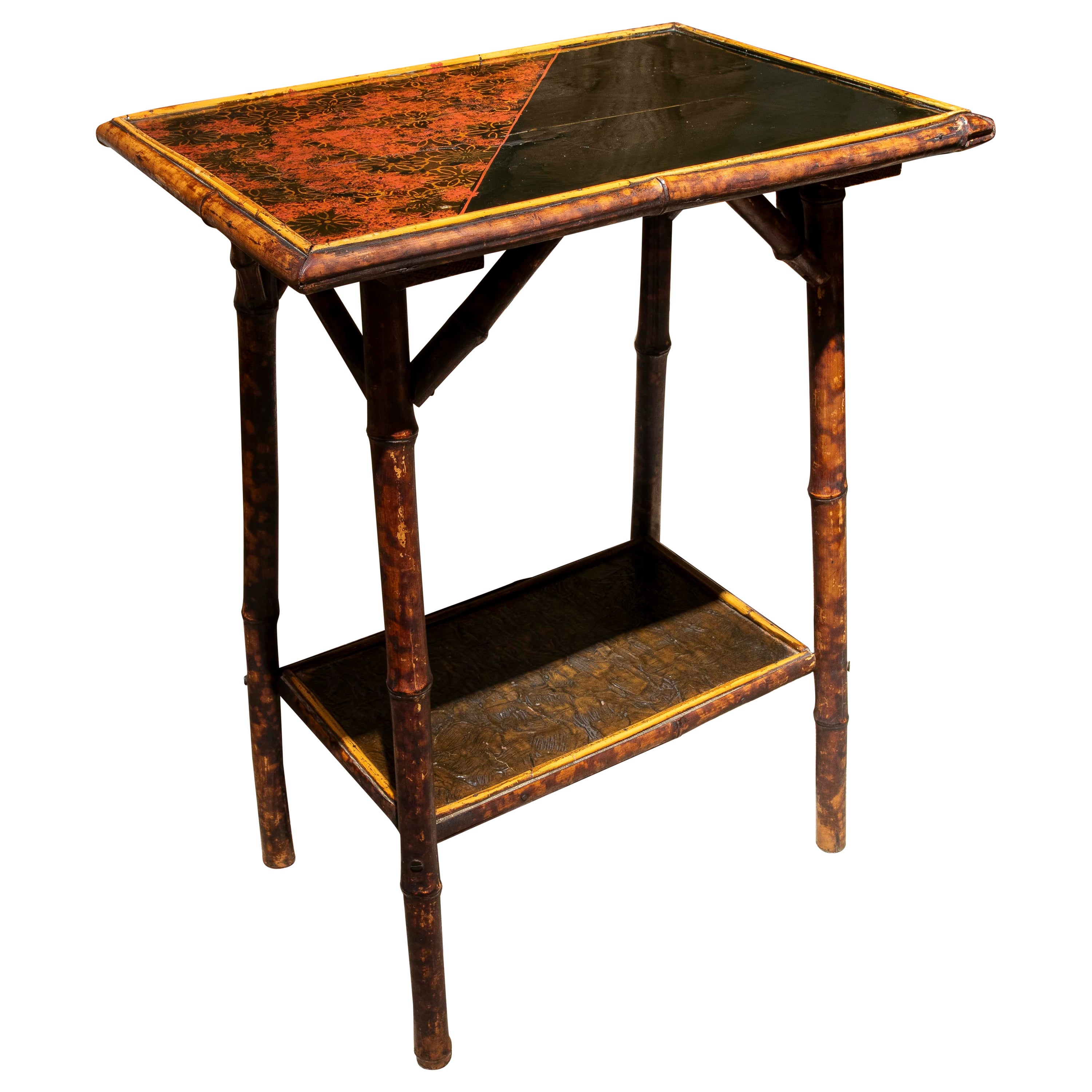 Table d'appoint chinoise en bambou avec deux étagères et plateau laqué noir avec fleurs en vente