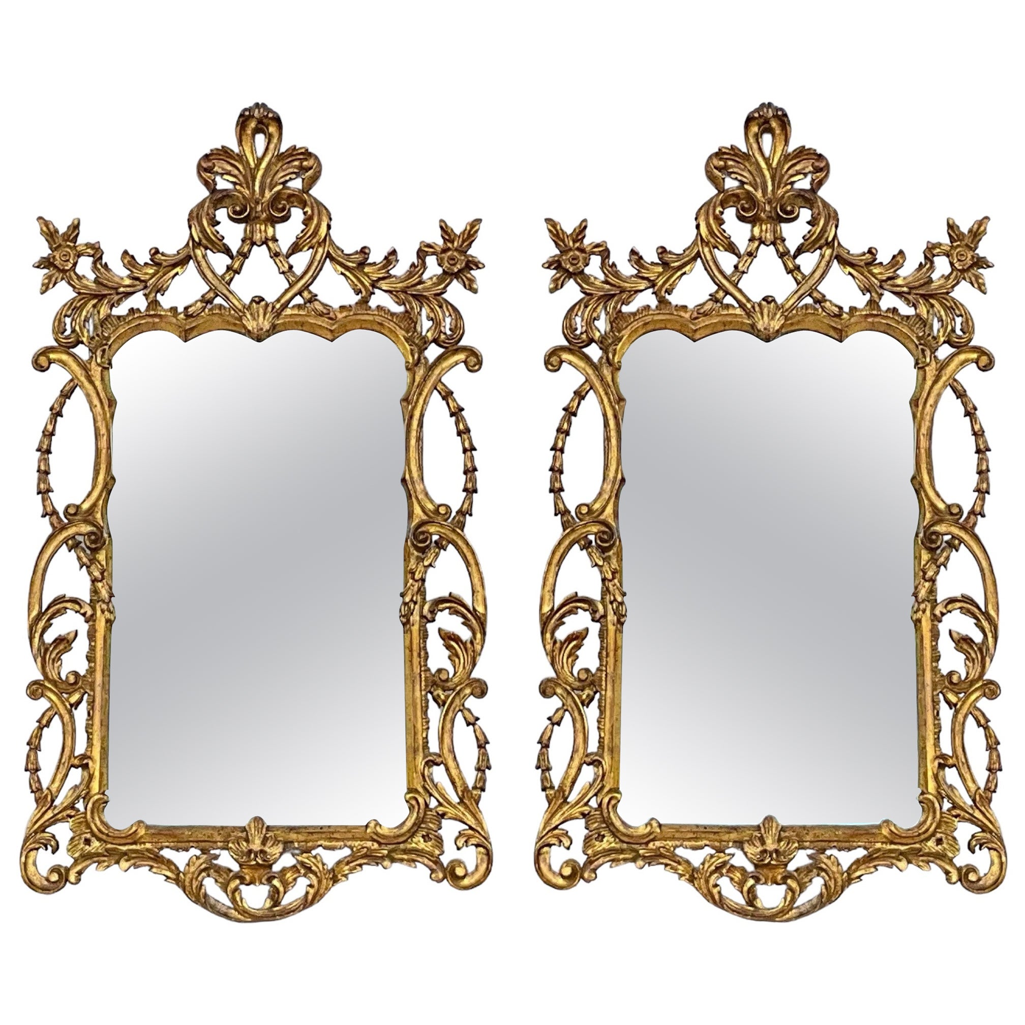 Paire de miroirs italiens en bois doré sculpté du milieu du siècle dernier avec style français en vente