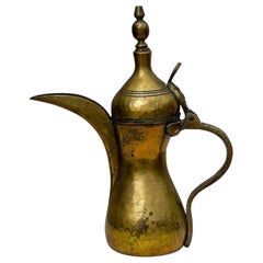 Antica caffettiera mediorientale in ottone Dallah Arabic