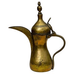 Ancienne cafetière arabe Dallah en laiton du Moyen-Orient