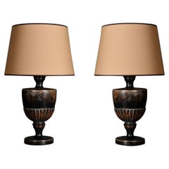 Paire de lampes de table à balustre en bois noirci, XXe siècle.