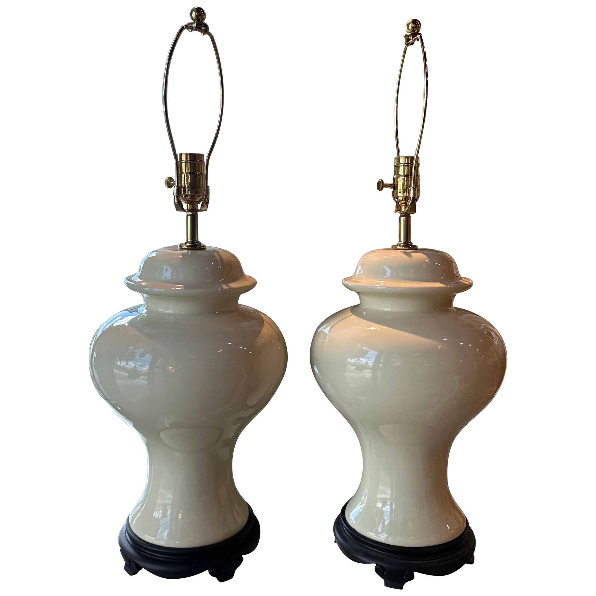 Paire de lampes de table Chinoiserie en céramique crème ivoire Ginger Jar, nouvellement câblées 