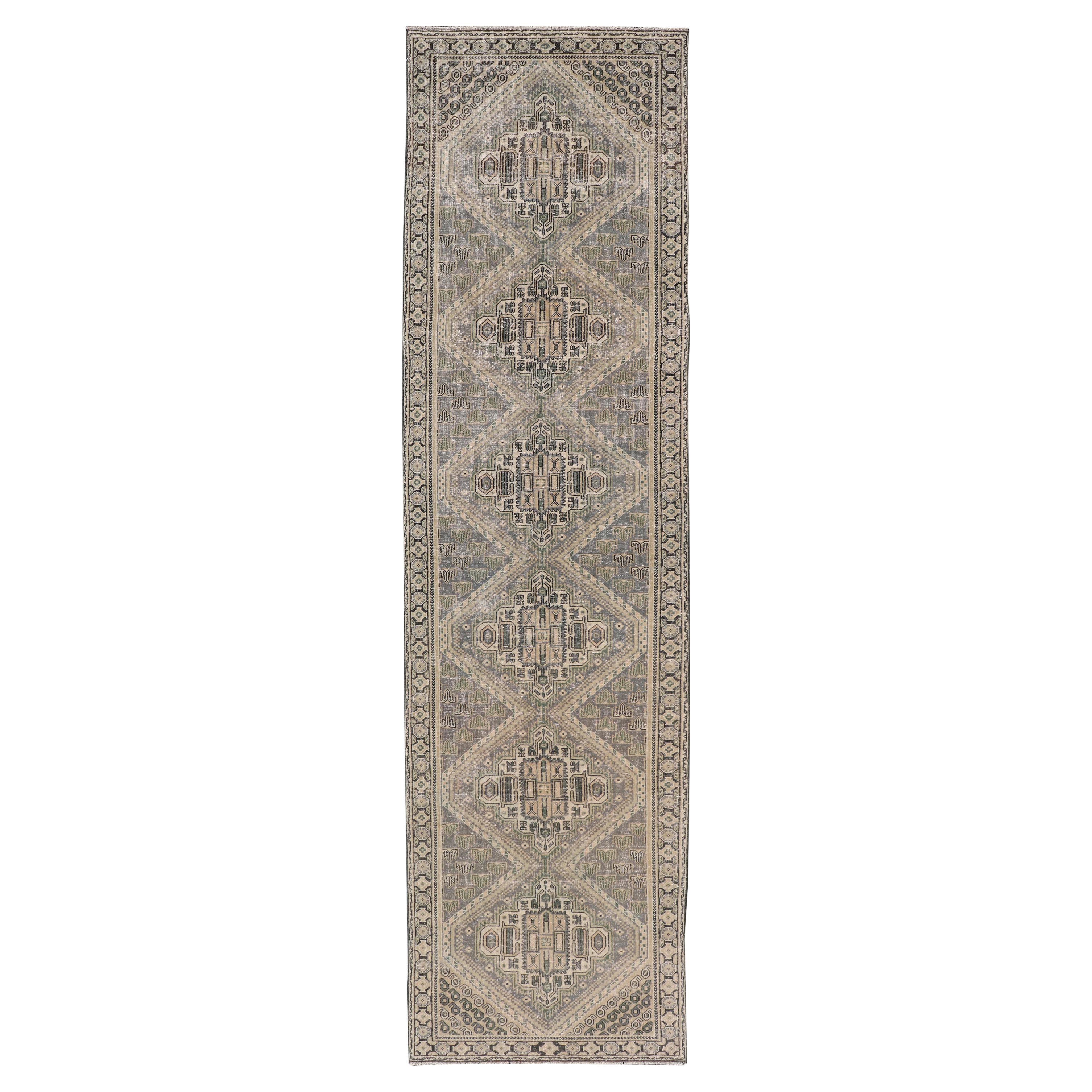 Antiker persischer Täbris-Läufer aus Täbris mit komplizierten geometrischen Medaillons 2'8" x 10'4"