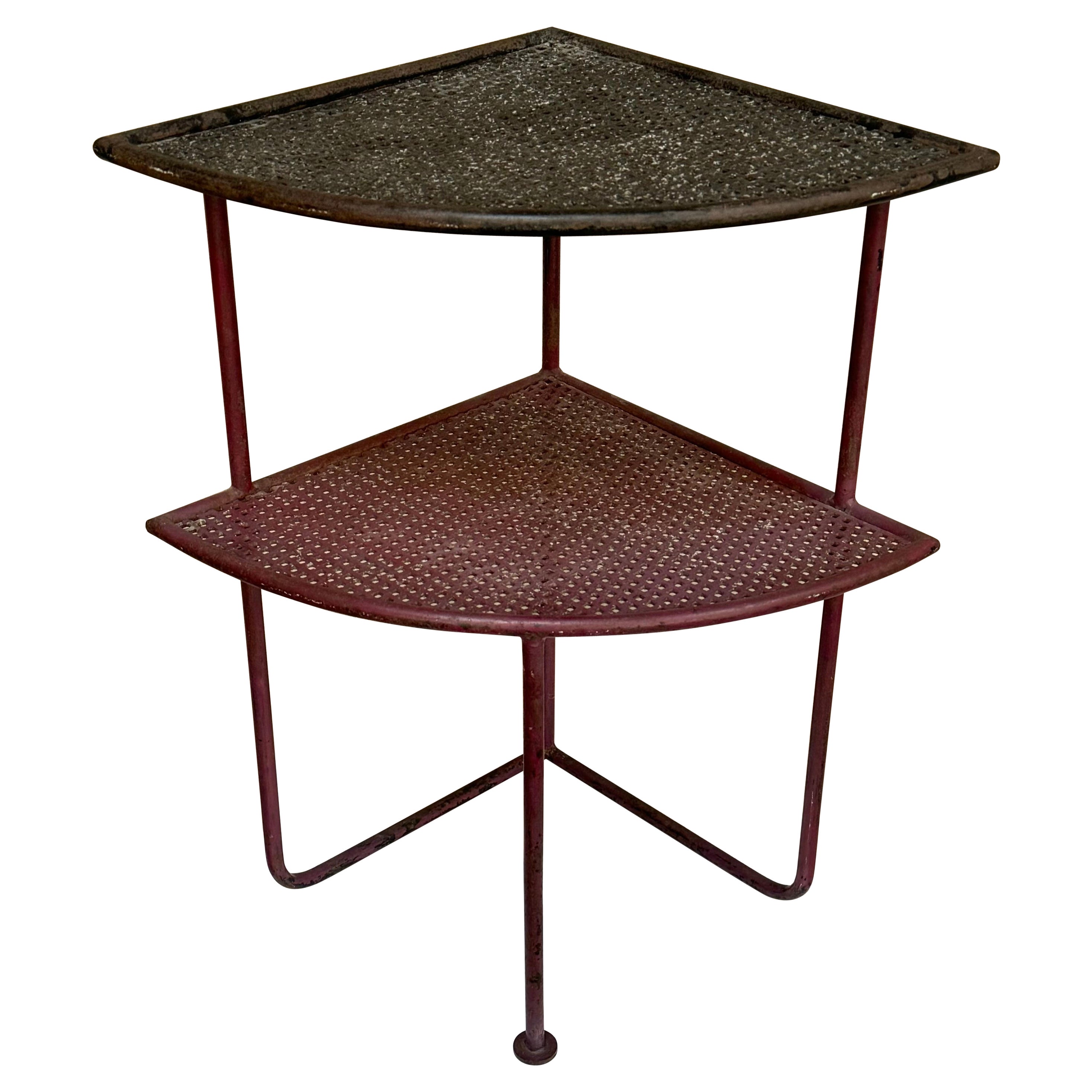 Table d'appoint en fer français moderniste des années 1950 avec étagères en métal perforé en vente