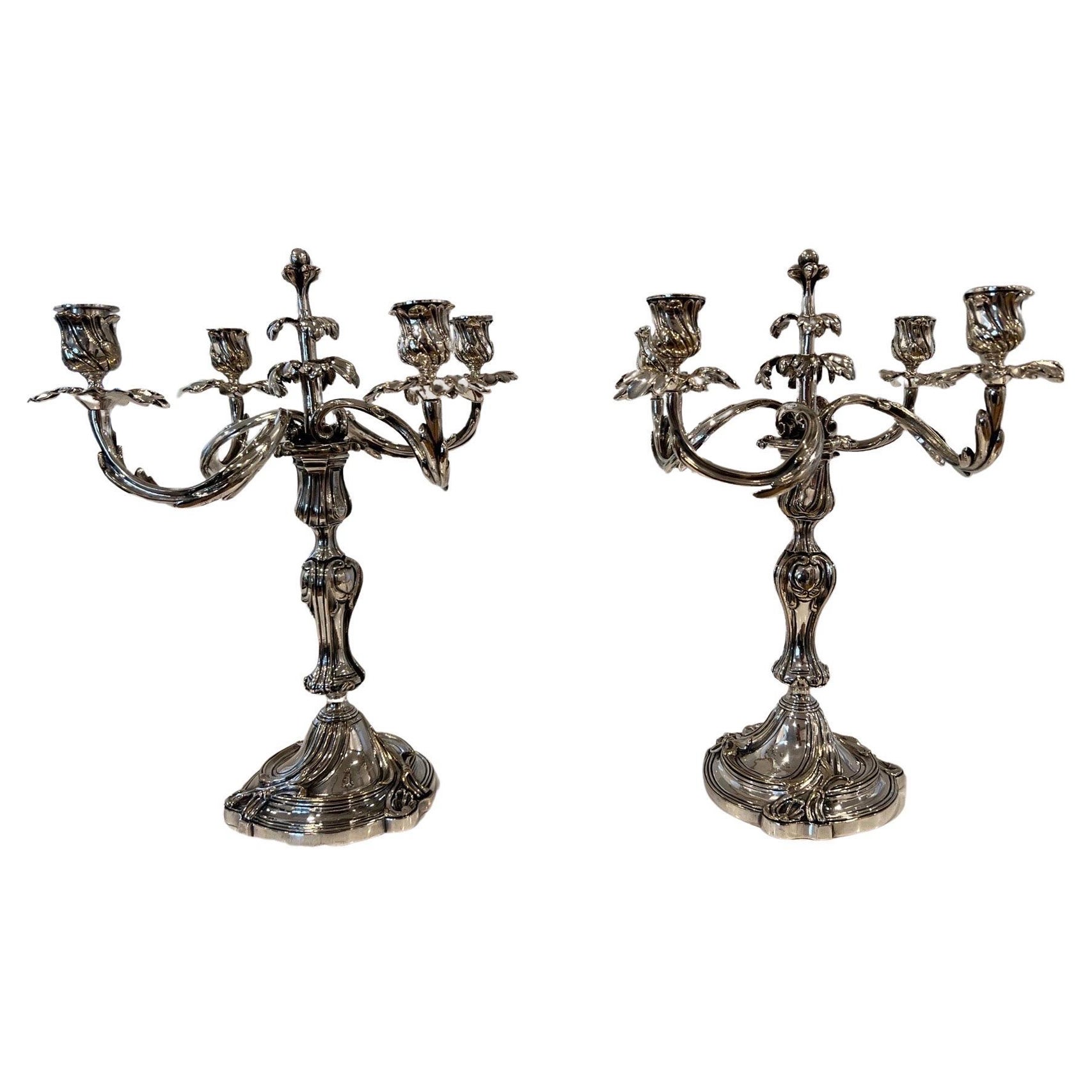 Pareja de candelabros franceses Christofle "Trianon" de chapa de plata en venta
